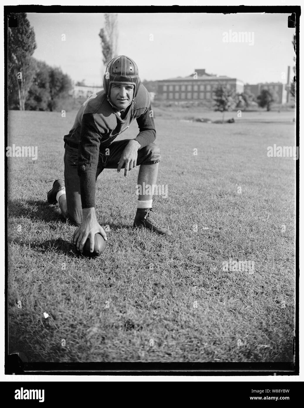 Slingin Sammy Baugh, Washington D.C., Sett. 11. Imbracatura Sammy Baugh, nuova aggiunta a Washington Redskins, il Texas Christian U. star è classificato come uno dei più grandi di questa generazione per quanto riguarda il passaggio di gioco va. Sammy più recente prodezza era la pratica solo vincente della Baia Verde di tutte le stelle gioco a Chicago con una serie di passaggi sensazionali, egli è 24 anni, pesa 190, e è di sei metri di altezza, seguaci del calcio professionistico sentirà un sacco da Sammy la sua caduta, 9/11/37 Foto Stock