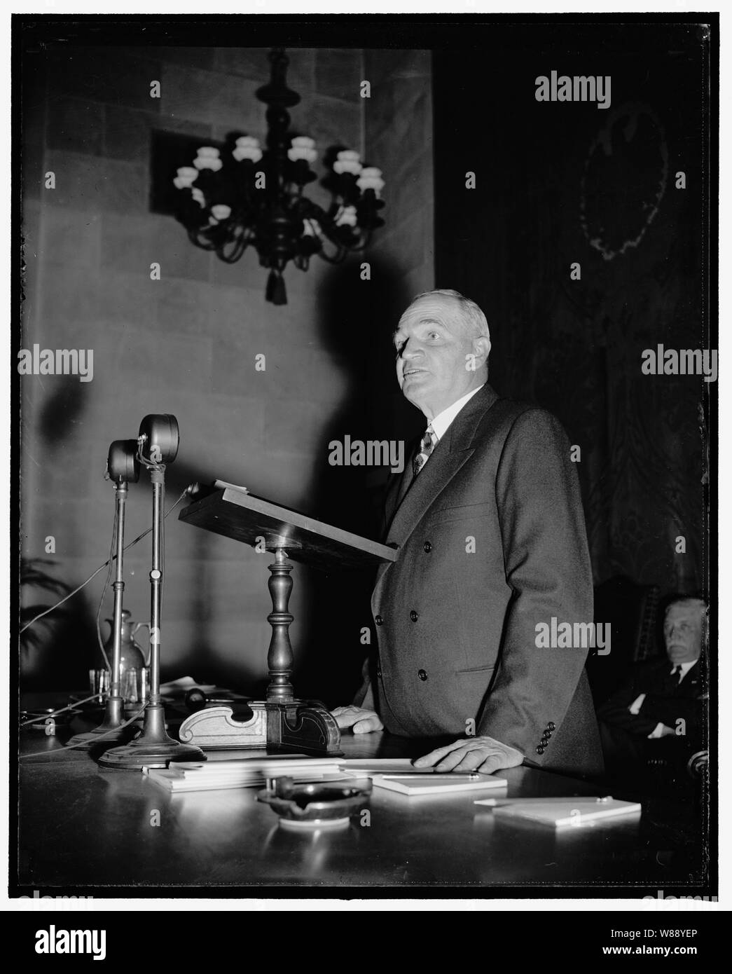 Qualcosa per nulla desidera che di pubblico. Washington, 4 maggio. Parlando dinanzi la ventiseiesima riunione annuale degli Stati Uniti la Camera di Commercio di oggi, John J. Pelley, Presidente della Associazione americana di ferrovie, considerata la difficile situazione dei vettori è riconducibile alla domanda pubblica per qualcosa per niente. Allo stesso tempo egli ha assalito il governo sovvenzioni a favore dei concorrenti di agenzie di trasporto sgridò il business uomini per sponsorizzare molte inutili e costosi progetti di vie navigabili in cerca di trasporto economici, 5/4/38 Foto Stock