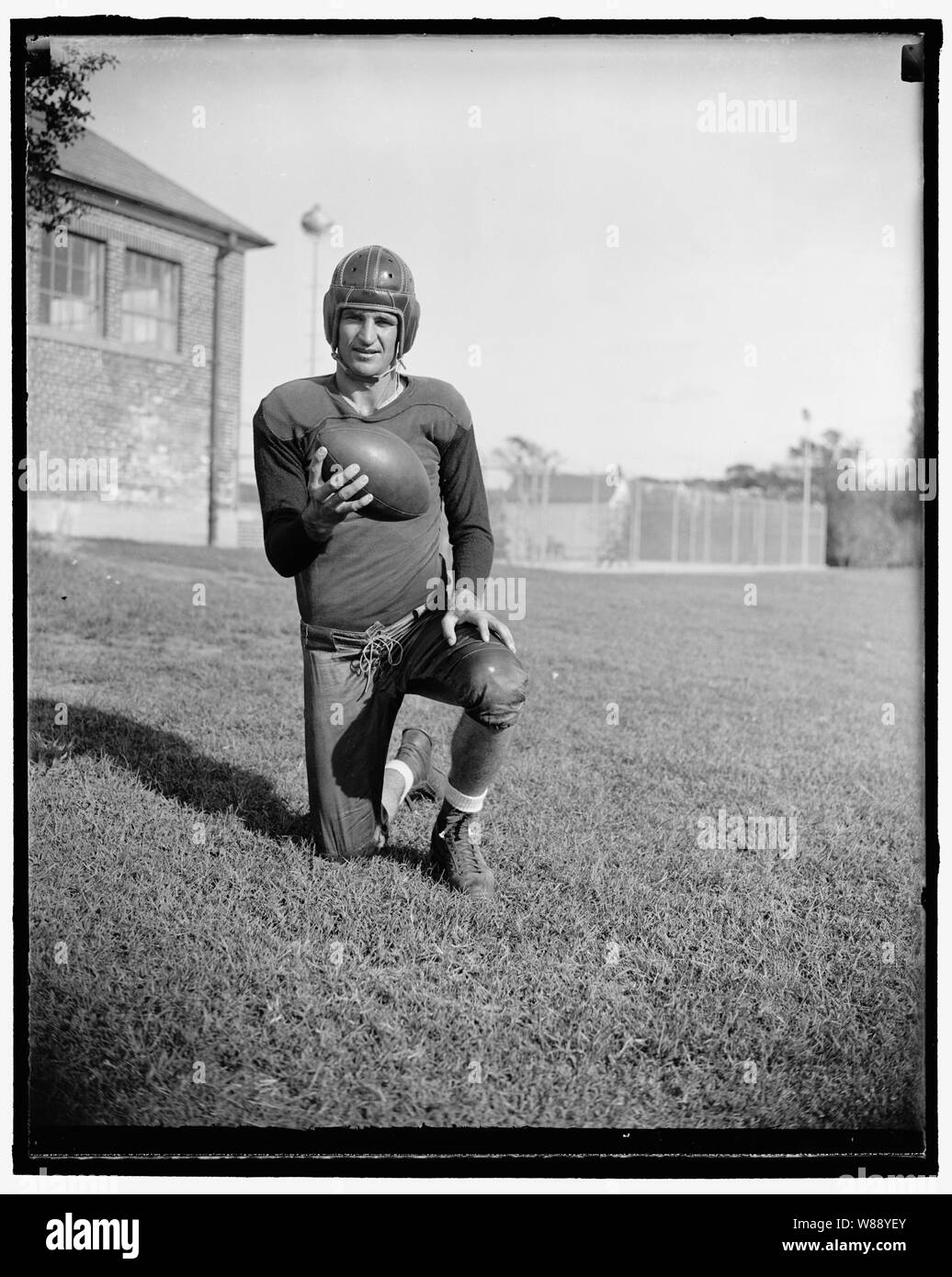 Slingin Sammy Baugh, Washington D.C., Sett. 11. Imbracatura Sammy Baugh, nuova aggiunta a Washington Redskins, il Texas Christian U. star è classificato come uno dei più grandi di questa generazione per quanto riguarda il passaggio di gioco va. Sammy più recente prodezza era la pratica solo vincente della Baia Verde di tutte le stelle gioco a Chicago con una serie di passaggi sensazionali, egli è 24 anni, pesa 190, e è di sei metri di altezza, seguaci del calcio professionistico sentirà un sacco da Sammy la sua caduta, 9/11/37 Foto Stock