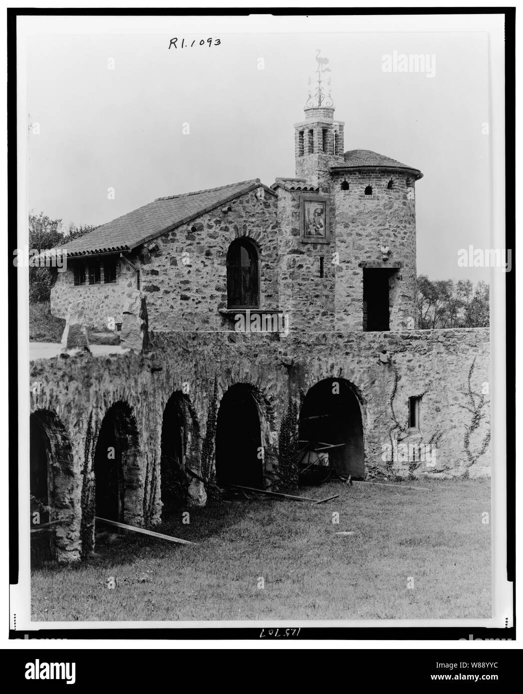 Sorpresa Valley Farm, Arthur Curtiss James proprietà, Beacon Hill Road, Newport, Rhode Island. Carpenter shop e area di stoccaggio per attrezzature agricole Foto Stock