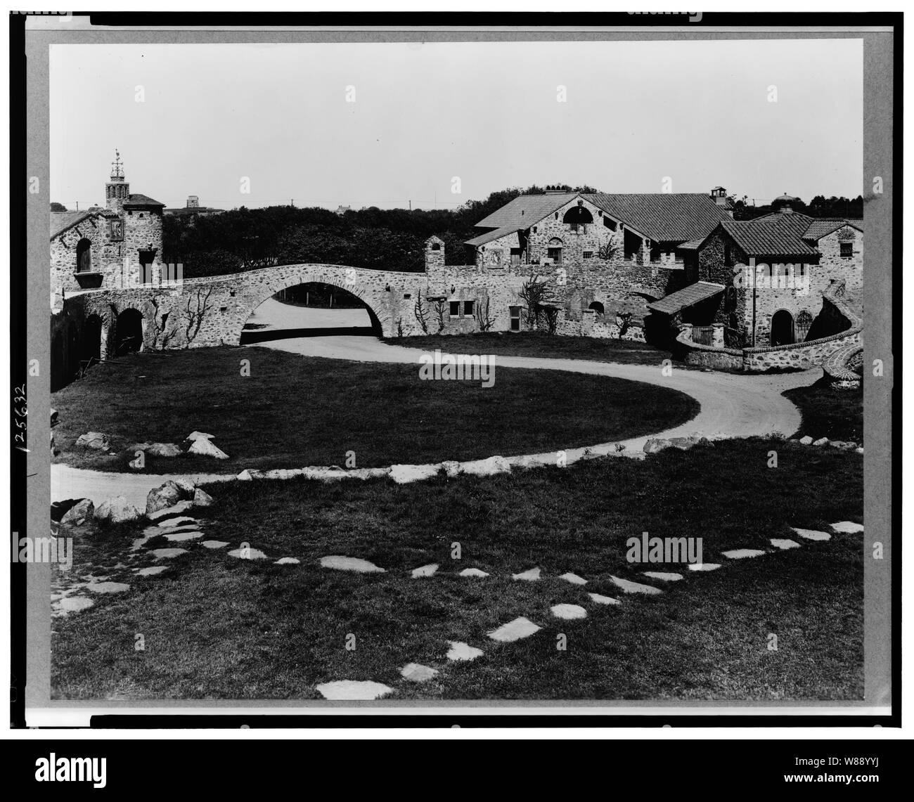 Sorpresa Valley Farm, Arthur Curtiss James proprietà, Beacon Hill Road, Newport, Rhode Island. Cortile e costruzioni di pietra Foto Stock