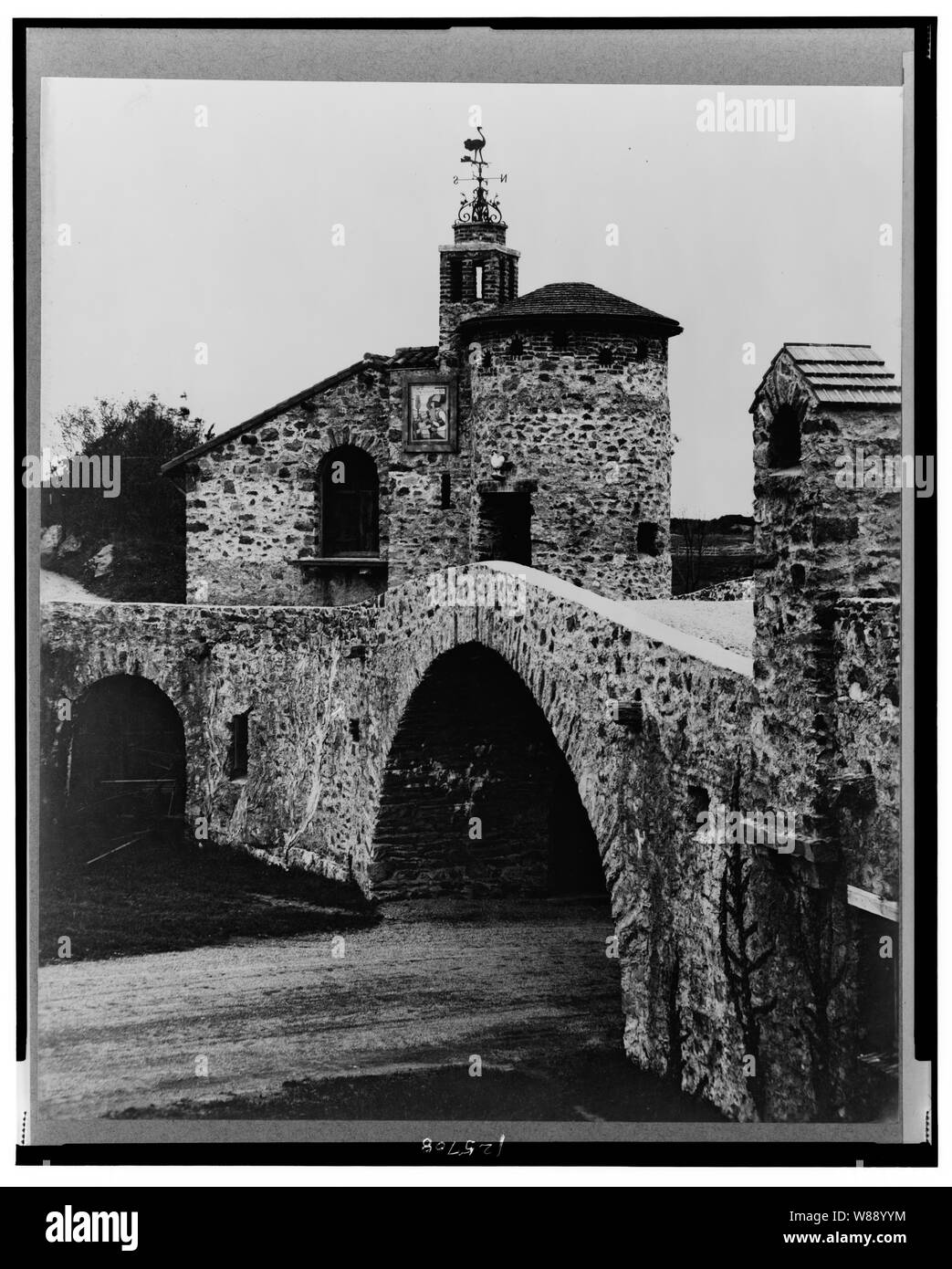 Sorpresa Valley Farm, Arthur Curtiss James proprietà, Beacon Hill Road, Newport, Rhode Island. Arcata con torretta e weathervane in background Foto Stock