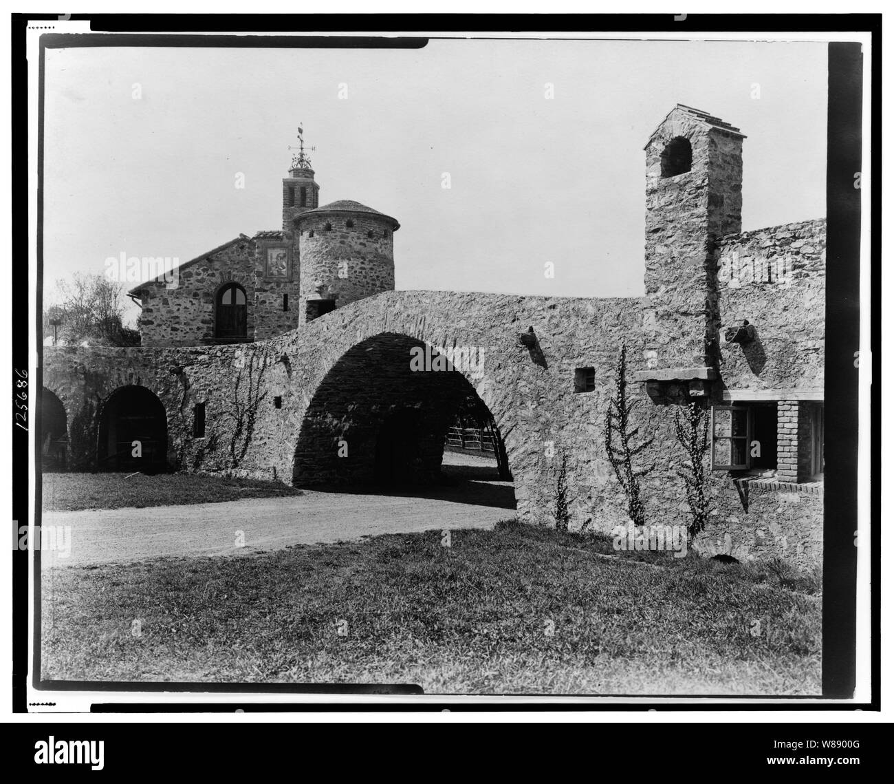 Sorpresa Valley Farm, Arthur Curtiss James proprietà, Beacon Hill Road, Newport, Rhode Island. Arcata con edifici di pietra Foto Stock