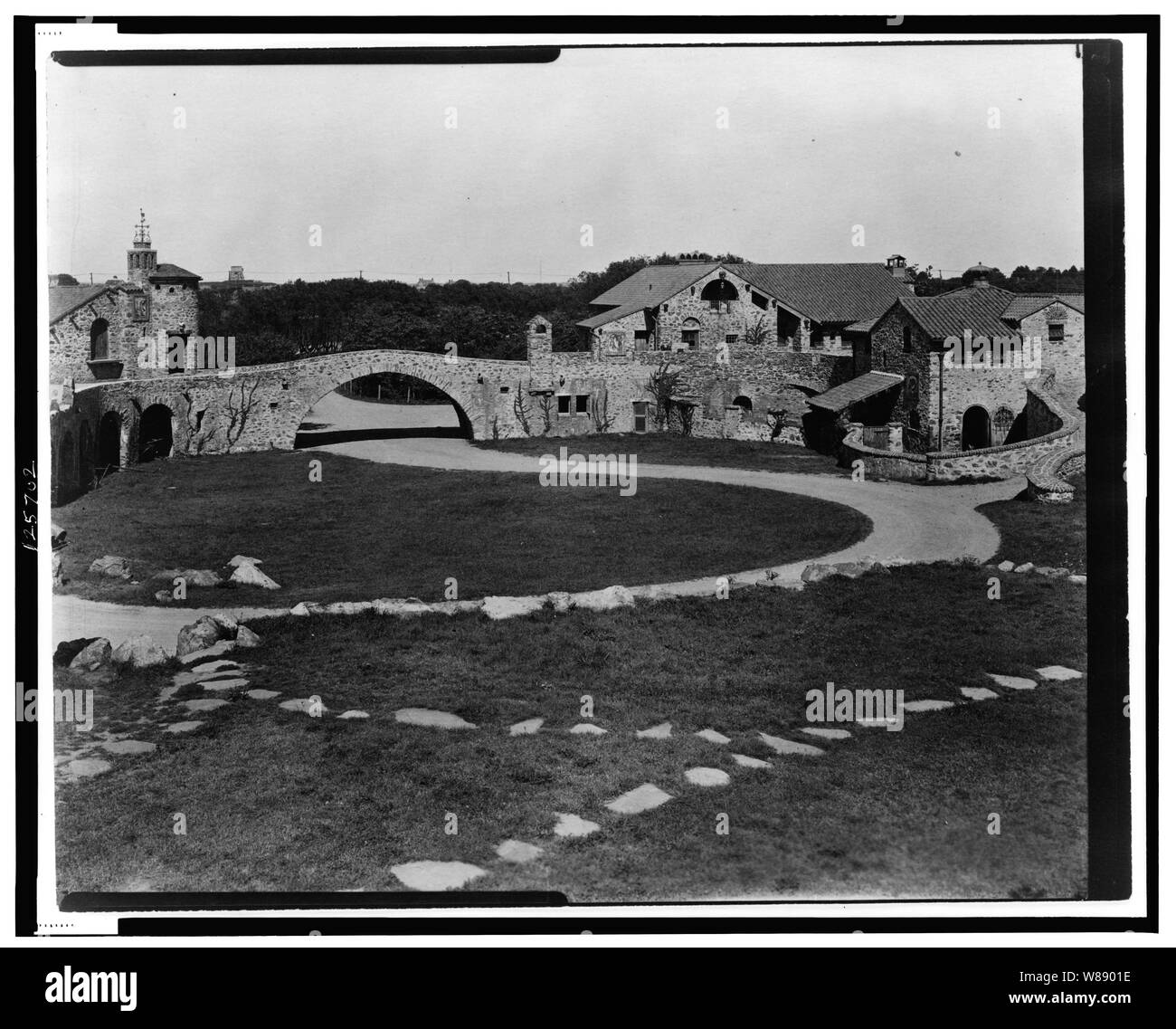 Sorpresa Valley Farm, Arthur Curtiss James proprietà, Beacon Hill Road, Newport, Rhode Island. Cortile e costruzioni di pietra Foto Stock