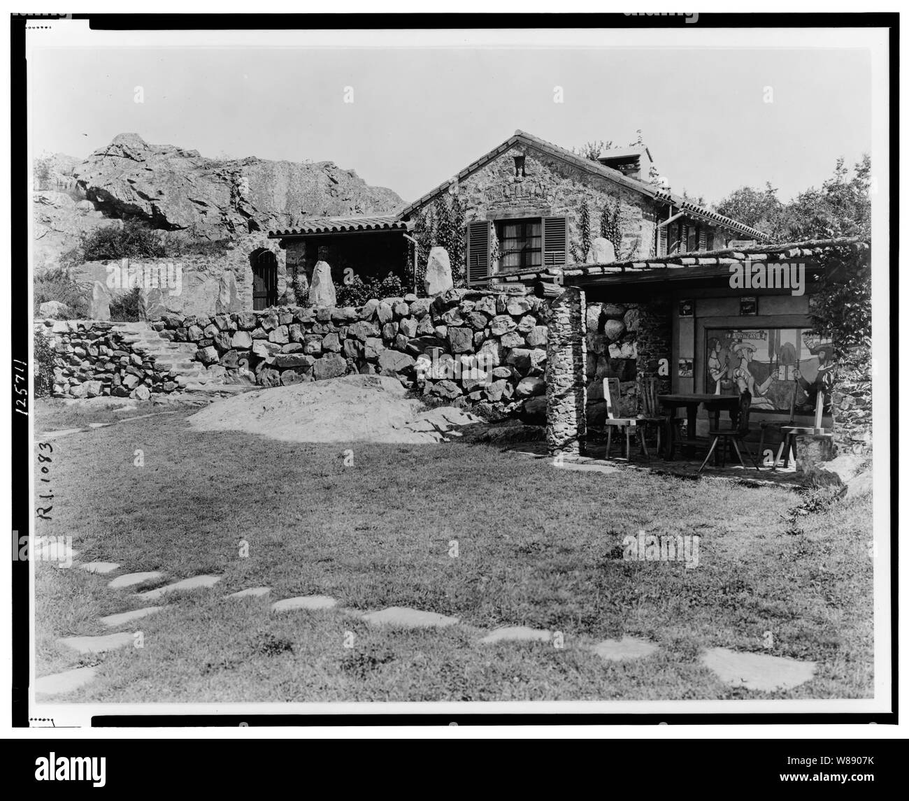 Sorpresa Valley Farm, Arthur Curtiss James proprietà, Beacon Hill Road, Newport, Rhode Island. La terrazza e il soprintendente di casa con vista della collina di pietra a distanza Foto Stock