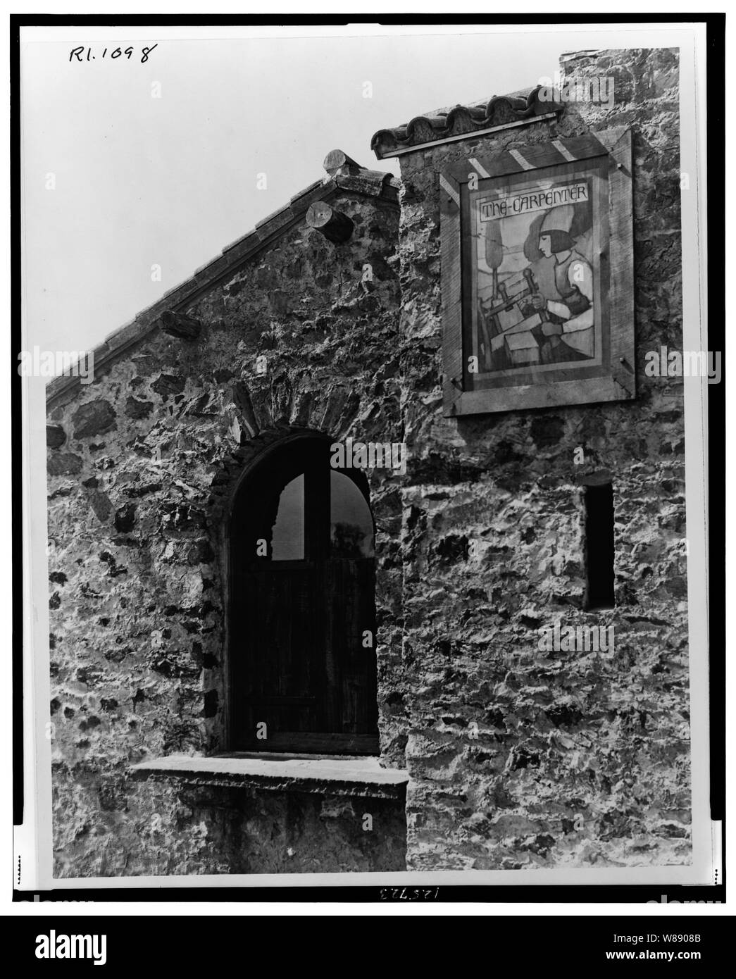 Sorpresa Valley Farm, Arthur Curtiss James proprietà, Beacon Hill Road, Newport, Rhode Island. Murale di falegname sull esterno del falegname shop Foto Stock