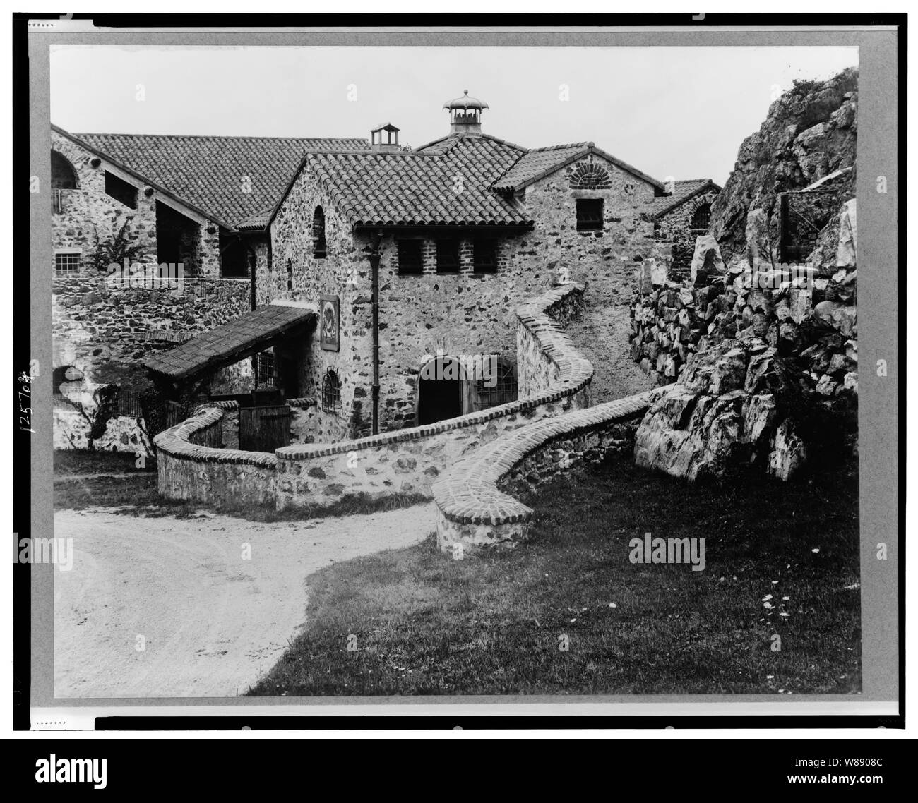 Sorpresa Valley Farm, Arthur Curtiss James proprietà, Beacon Hill Road, Newport, Rhode Island. Terrazza, pareti, sentiero che lungo la collina di pietra Foto Stock