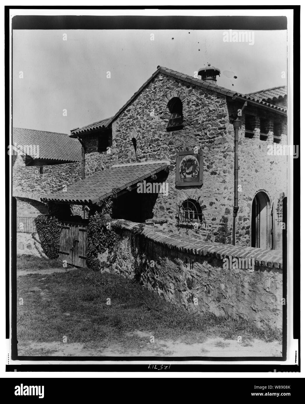 Sorpresa Valley Farm, Arthur Curtiss James proprietà, Beacon Hill Road, Newport, Rhode Island. Edifici in pietra e recinzione in pietra Foto Stock