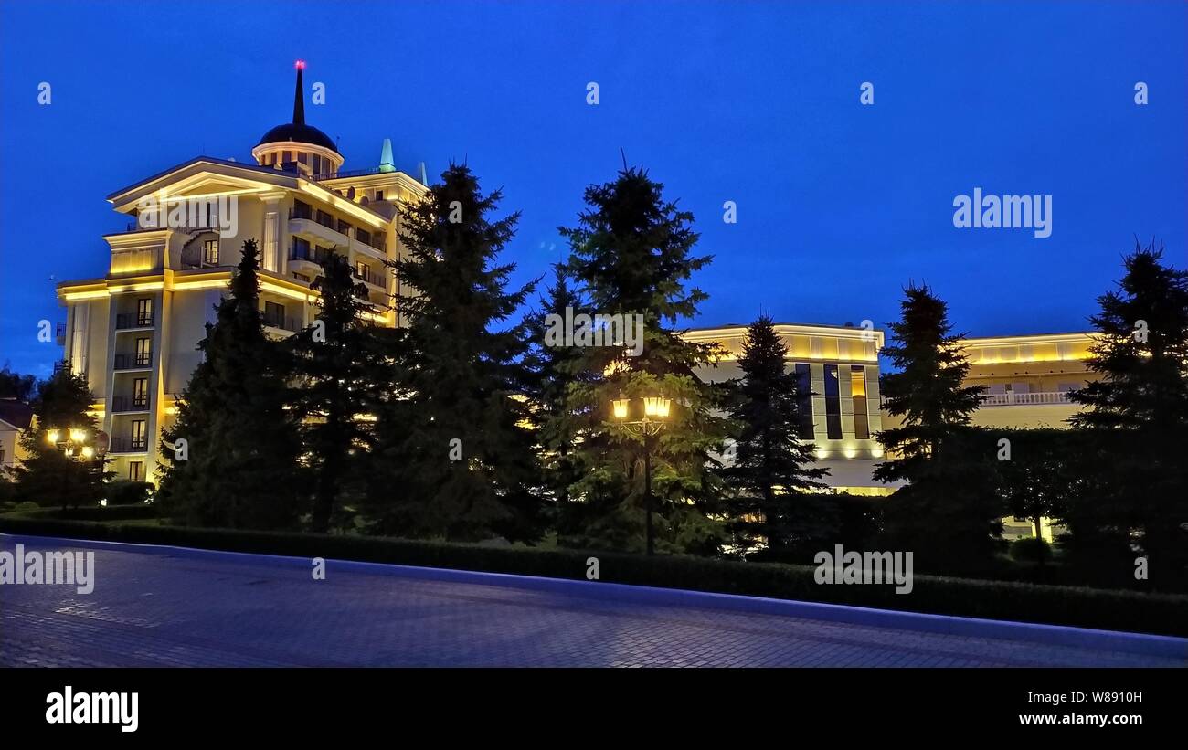 ISTRA, RUSSIA - agosto 2019 Mistral Hotel e Spa di notte Foto Stock