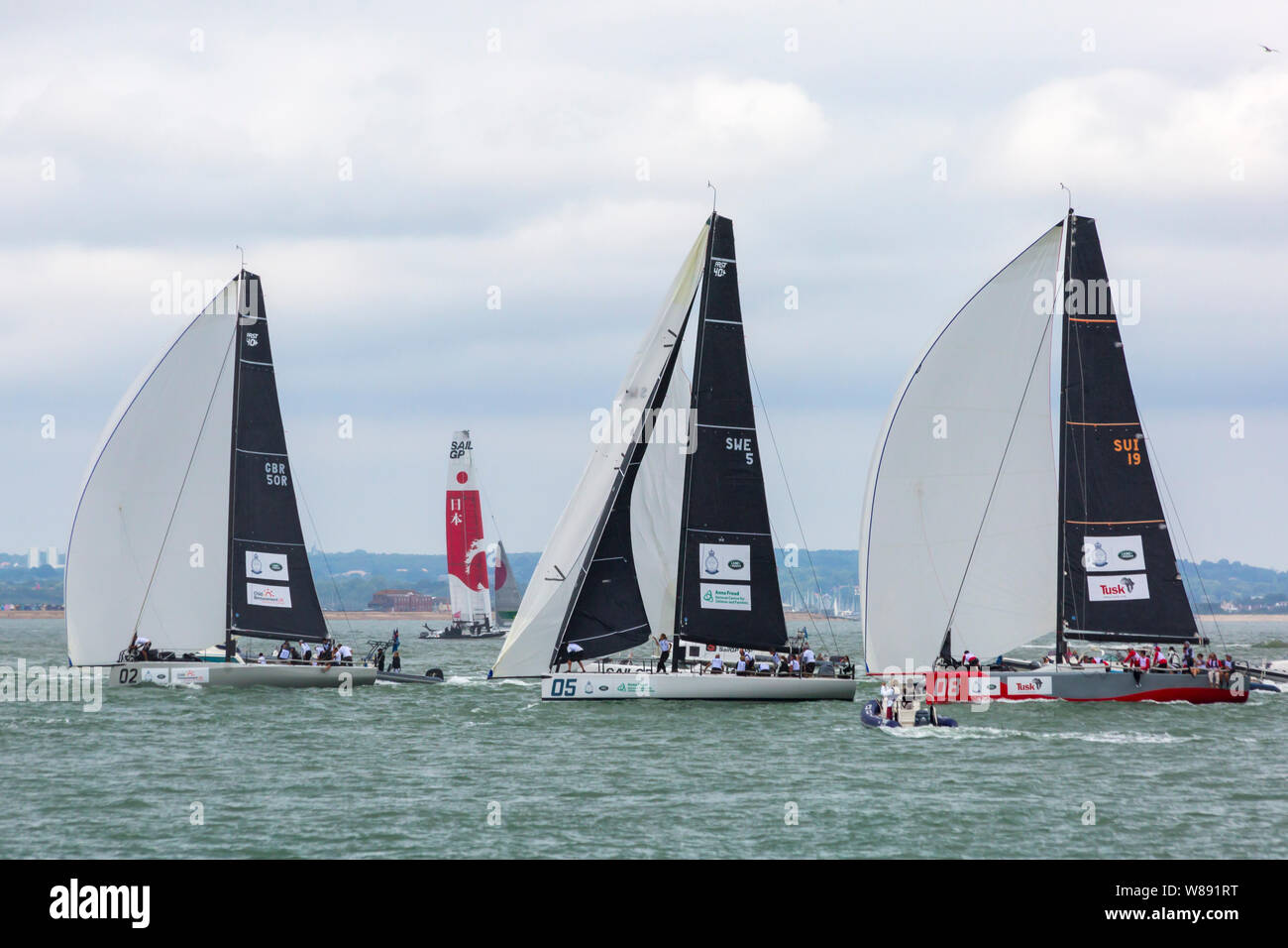 Cowes, Isola di Wight, Hampshire Regno Unito. 8 agosto 2019. Kings Cup Sailing ospitato da Duke e Duchessa di Cambridge si svolge un giorno prima a causa delle previsioni del tempo. 8 Fast 40+ Classic barche da corsa ad alte prestazioni navigano con un equipaggio di 12 persone che si contendono l'una contro l'altra, raccogliendo denaro per 8 enti di beneficenza. Will e Kate skipper imbarcazioni individuali. Ogni barca salpa con un ambasciatore o un capitano di celebrità a bordo. Barca 08 con skipper di Bear Grylls. Prince William Skippers barca 02. Barca 05 con skipper di Helen Glover. Credit: Carolyn Jenkins/Alamy Live News Foto Stock