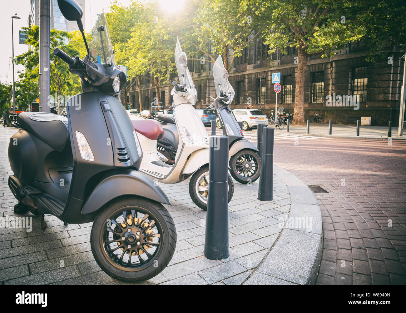 Vintage Scooter moto italiana. Città di trasporto veicoli retrò parcheggiato su un marciapiede in centro città di Rotterdam Foto Stock