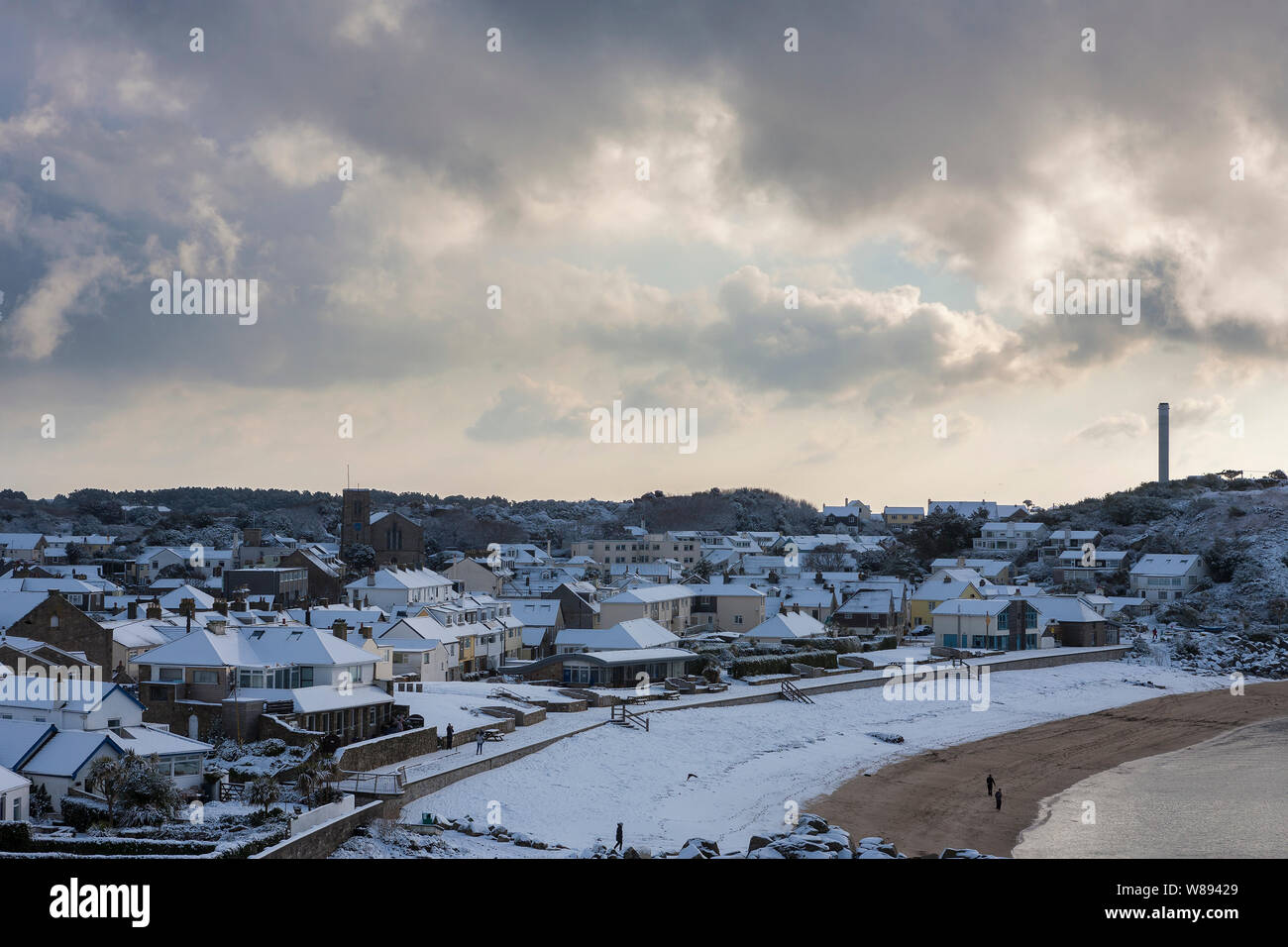 Guardando oltre Porthcressa dal Superiore Batteria Benham, Hugh Town, Isole Scilly, UK, durante una rara caduta di neve Foto Stock