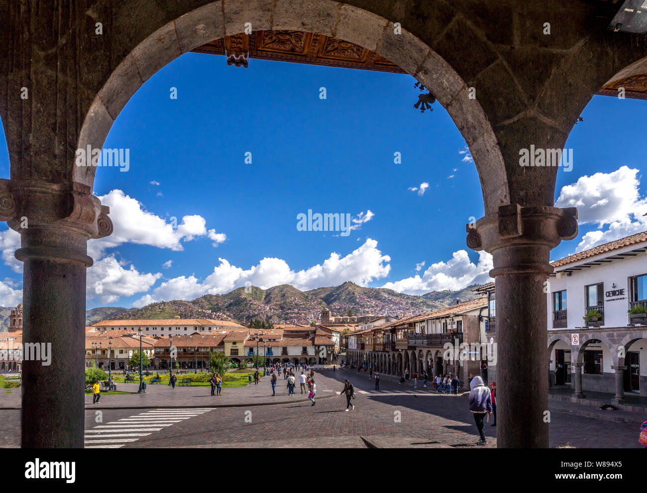 Cuzco, Perù - Maggio3, 2019. La piazza principale di Cusco, Plaza de Armas con il suo famoso punto di riferimento, cattedrale di Cusco, Cusco, Perù, Sud America Foto Stock