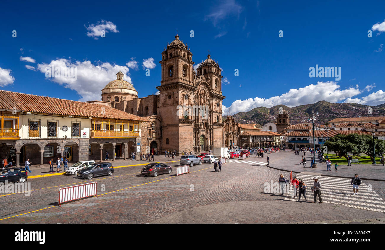 Cuzco, Perù - Maggio3, 2019. La piazza principale di Cusco, Plaza de Armas con il suo famoso punto di riferimento, cattedrale di Cusco, Cusco, Perù, Sud America Foto Stock