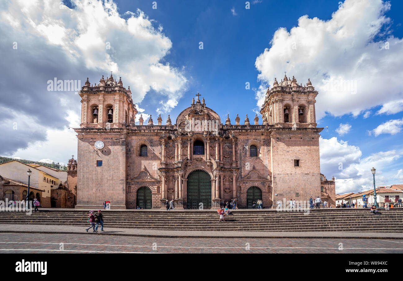 Cuzco, Perù - Maggio3, 2019. La piazza principale di Cusco, Plaza de Armas con il suo famoso punto di riferimento, cattedrale di Cusco, Cusco, Perù, Sud America Foto Stock