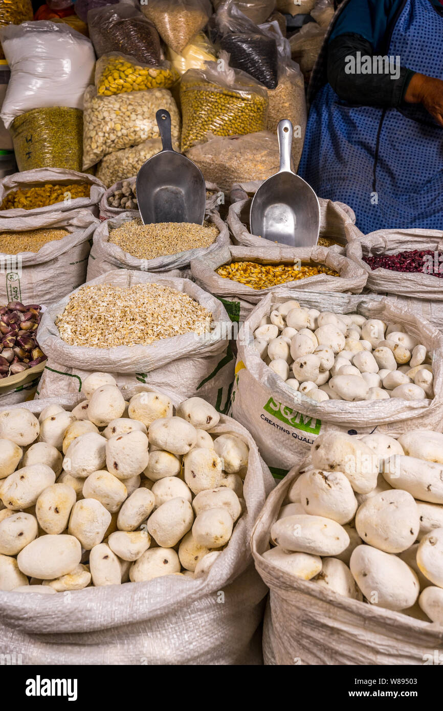 Visualizzazione di un locale di prodotti agricoli nel mercato peruviano Foto Stock