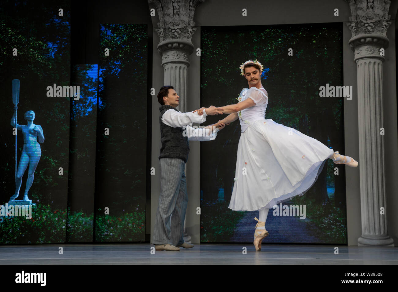 Artisti del teatro Bolshoi e la Mosca accademico teatro musicale nella scena della mini-balletto "Il flusso luminoso' Foto Stock