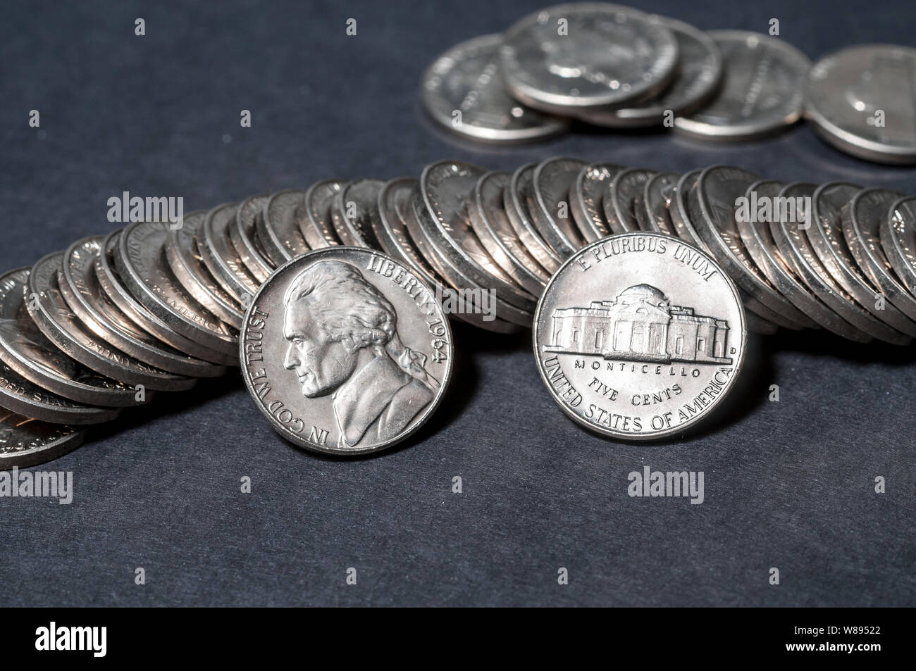 Stati Uniti 1964 D Jefferson-Monticello Nickels, su uno sfondo scuro. Mostra sia complementare e invertire i lati. Foto Stock