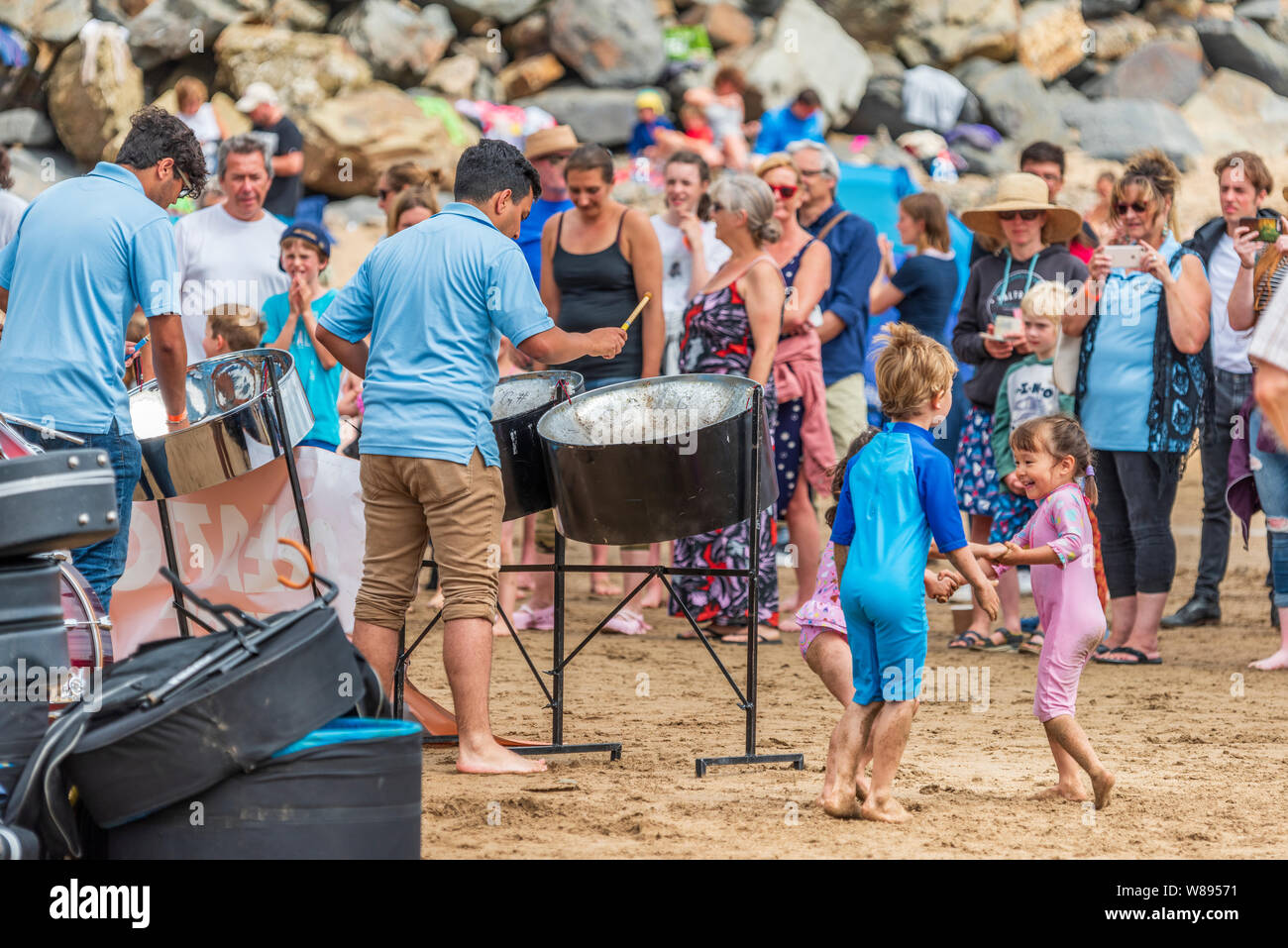 Bude, North Cornwall, Inghilterra. Giovedì 8 Agosto 2019. Regno Unito Meteo. Con imminente stormy previsioni meteo per più tardi di oggi, il nastro di acciaio, '1 Modo 2 di lui", disegnare una grande folla su Summerleaze Beach in Bude North Cornwall. Foto Stock