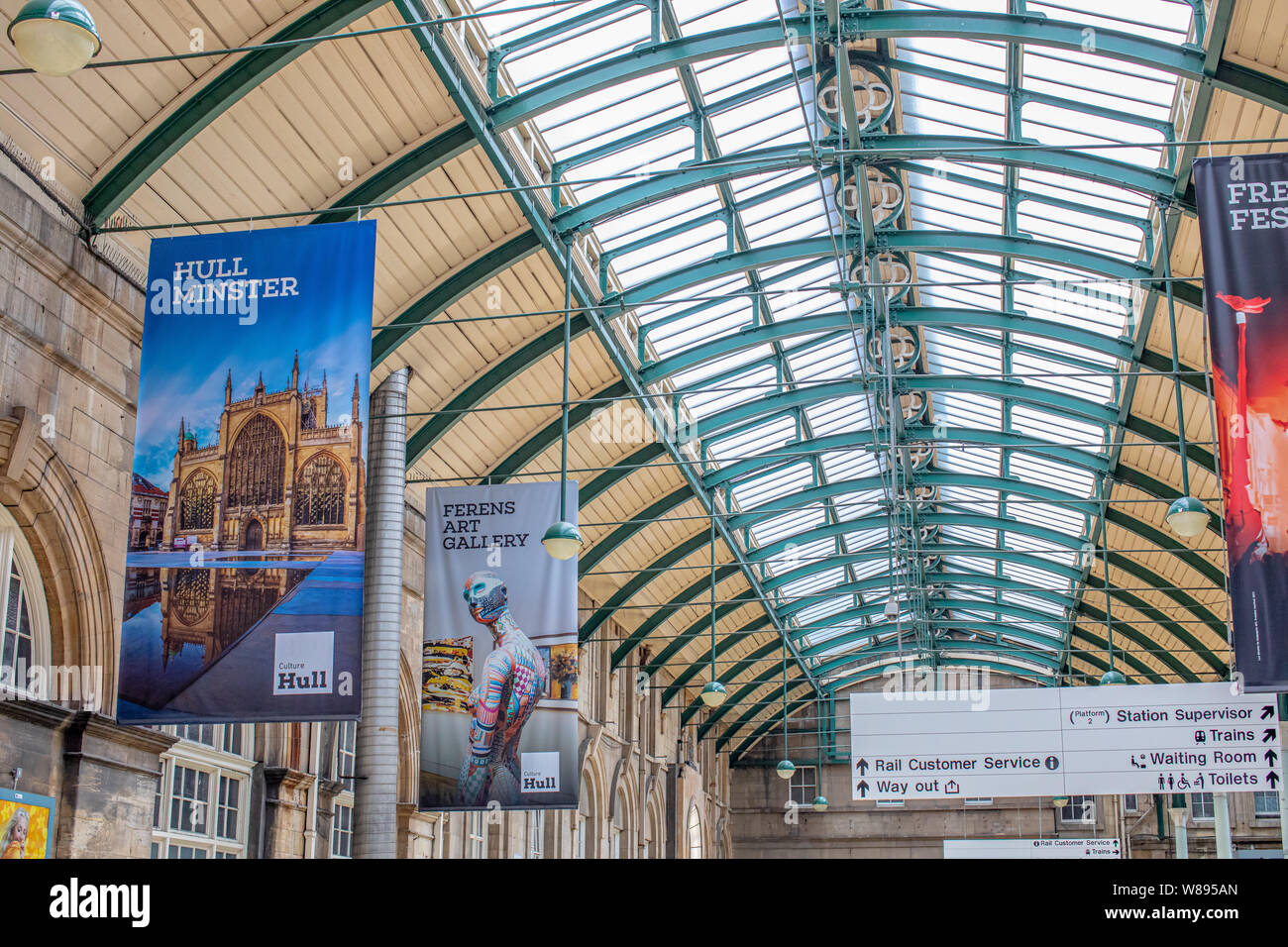 Immagine all'interno della stazione ferroviaria di Hull in Yorkshire UK Foto Stock