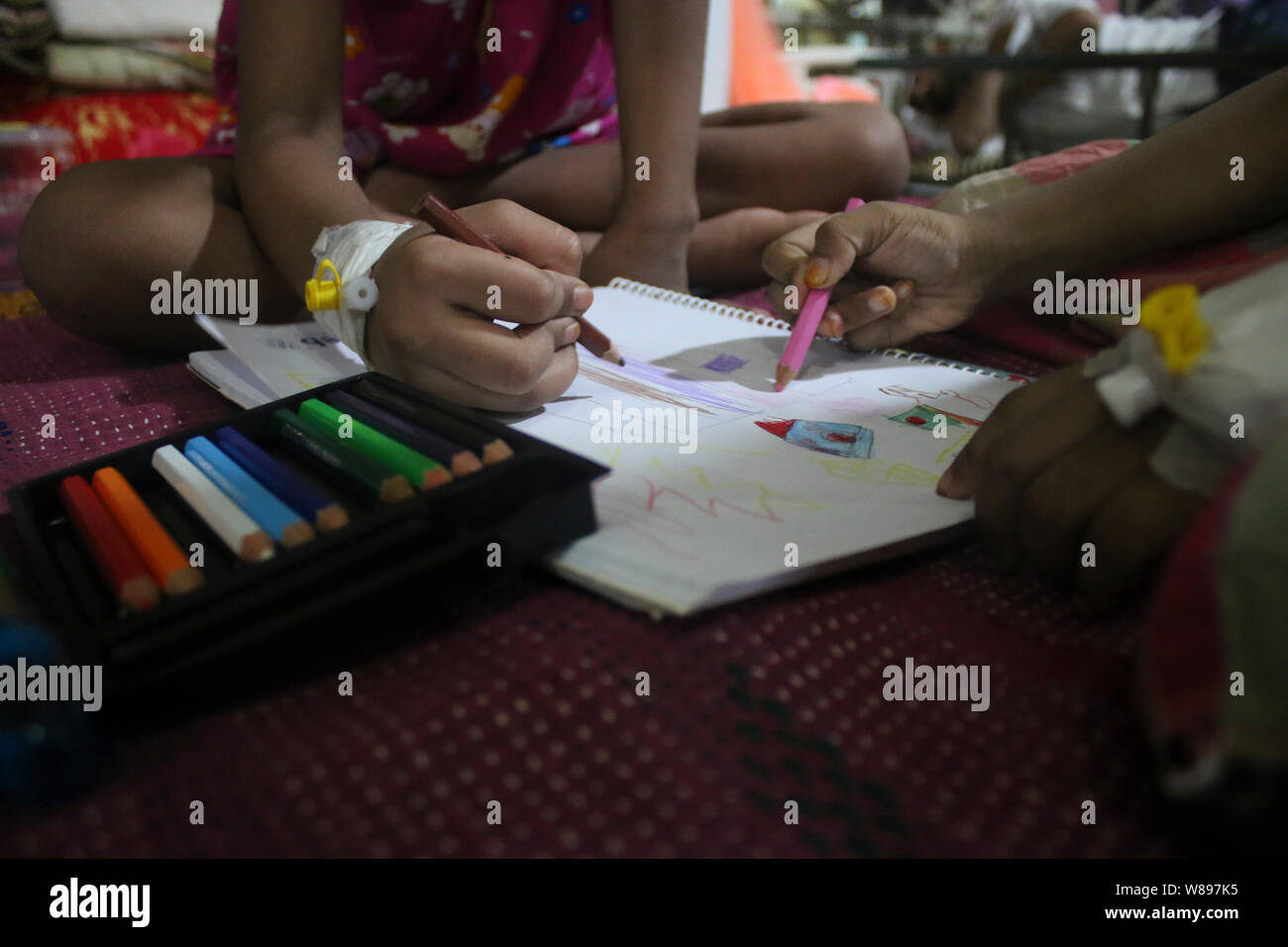 Una cannula su un braccio per bambini in un ospedale di Dhaka.almeno 2,326 dengue ha ottenuto i pazienti ammessi negli ospedali in tutto il paese in 24 ore a partire dal 7 agosto, tenendo il totale a 34,666 quest'anno, secondo la direzione generale dei servizi sanitari (DGHS). Foto Stock