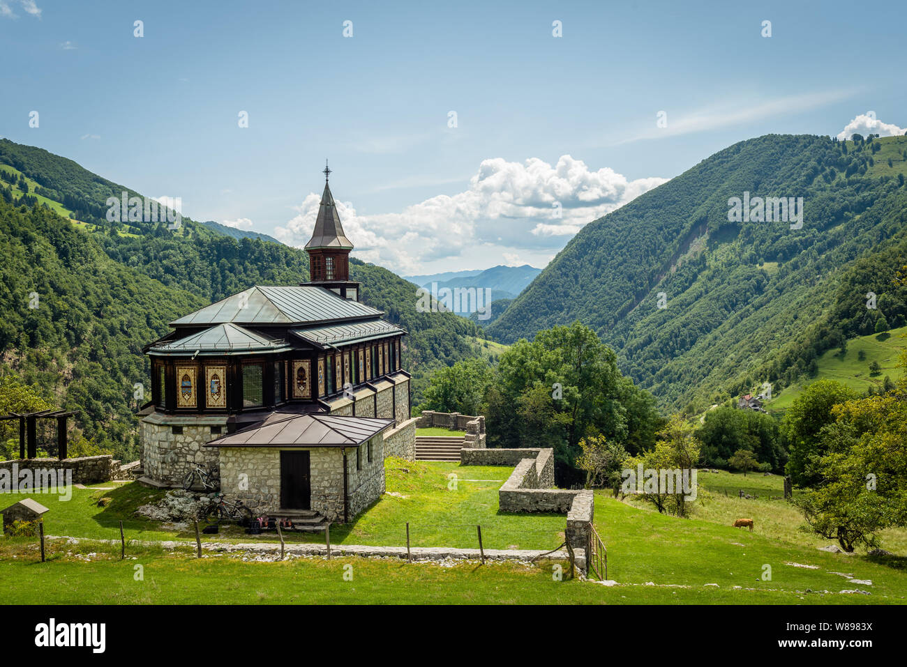 Vista di Tolmin valley con Javorca Santa Chiesa Foto Stock