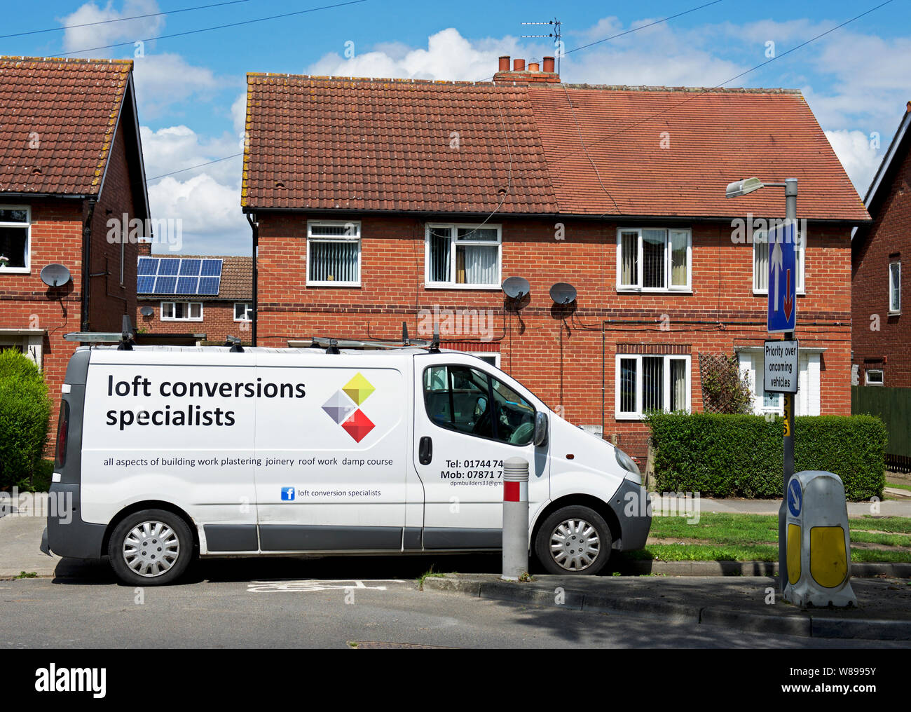 Van - loft conversioni - parcheggiata fuori casa, England Regno Unito Foto Stock