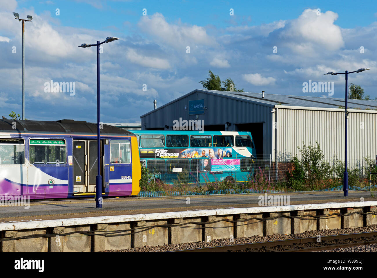 I mezzi di trasporto pubblici: arriva in autobus e in treno in stazione ferroviaria, Selby, North Yorkshire, Inghilterra, Regno Unito Foto Stock