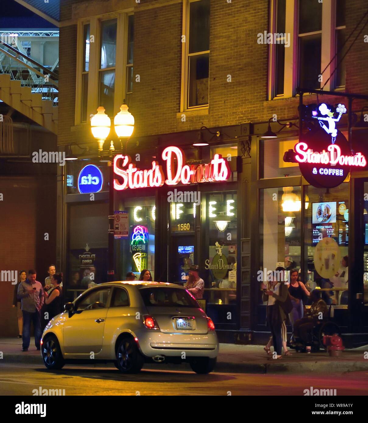 Chicago, Illinois, Stati Uniti d'America. Una notte estiva in la zona del Wicker Park di Chicago. Wicker Park ha una significativa scena notturna. Foto Stock