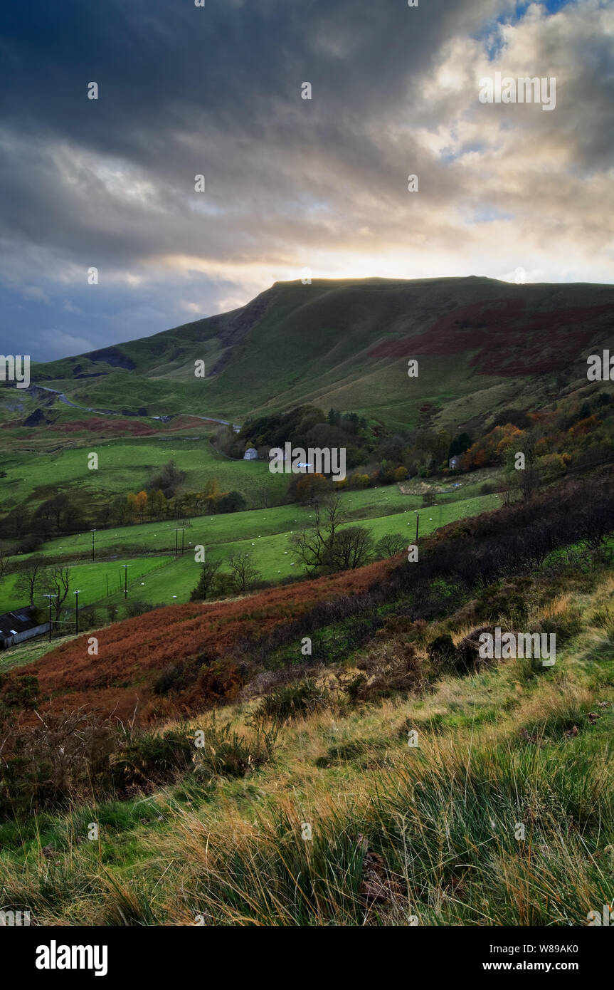 UK,Derbyshire,Peak District,tramonto dietro Mam Tor Foto Stock