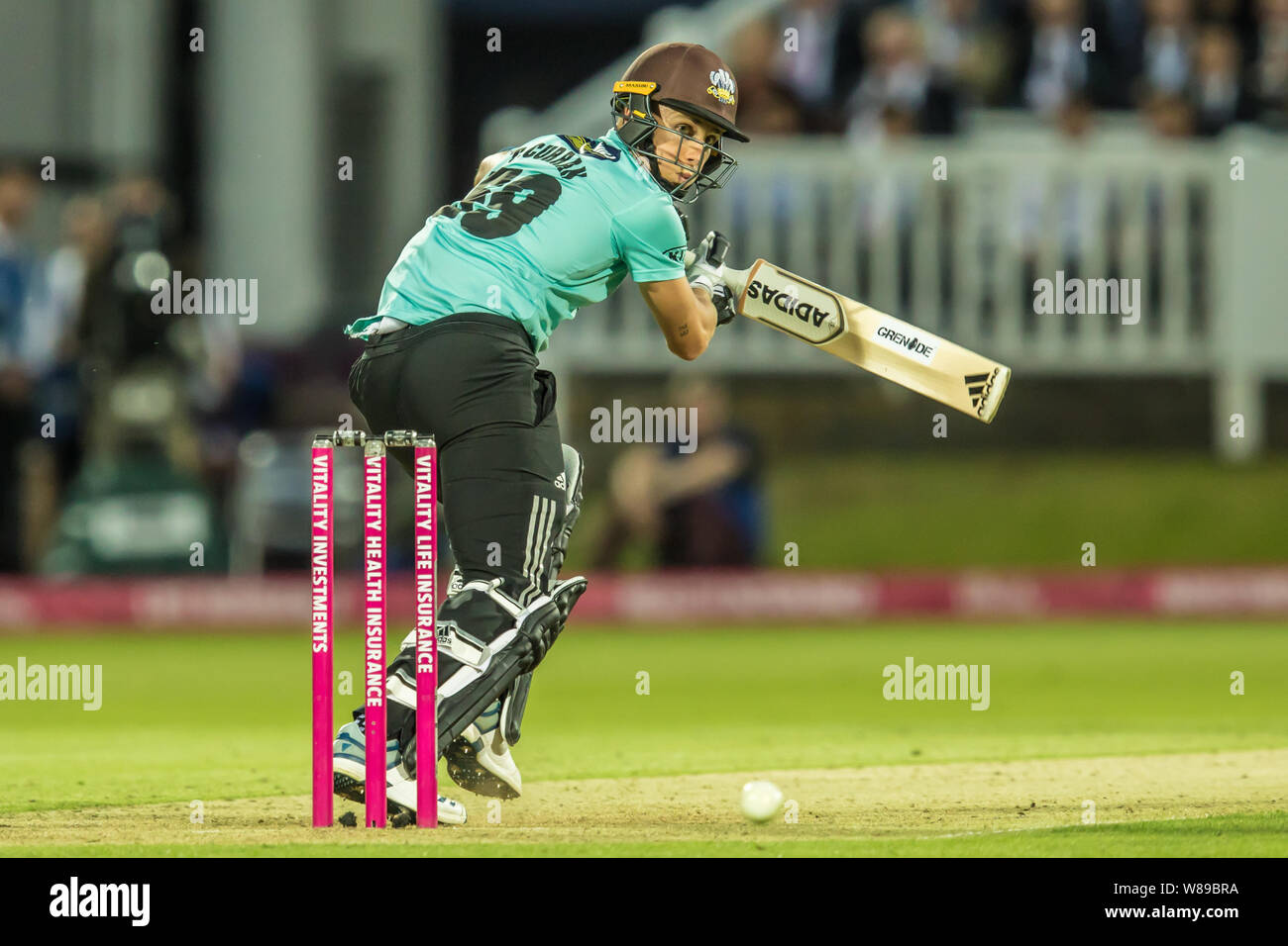 Londra, Regno Unito. 8 agosto, 2019. Tom Curran batting per Surrey contro Middlesex nella vitalità di Blast T20 partita di cricket al Lords. David Rowe/Alamy Live News Foto Stock