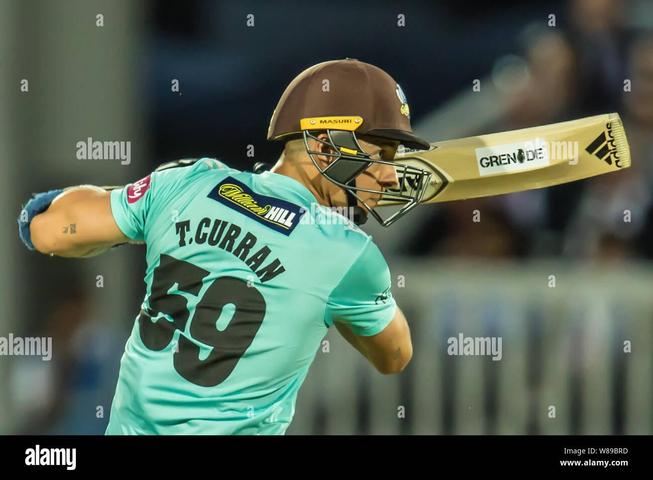 Londra, Regno Unito. 8 agosto, 2019. Tom Curran batting per Surrey contro Middlesex nella vitalità di Blast T20 partita di cricket al Lords. David Rowe/Alamy Live News Foto Stock