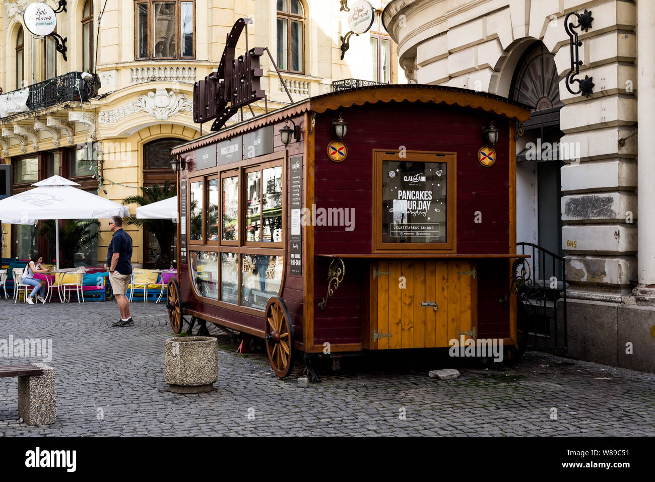 Un venditore di pancake mobile lungo le strade acciottolate della città vecchia di Bucarest Foto Stock