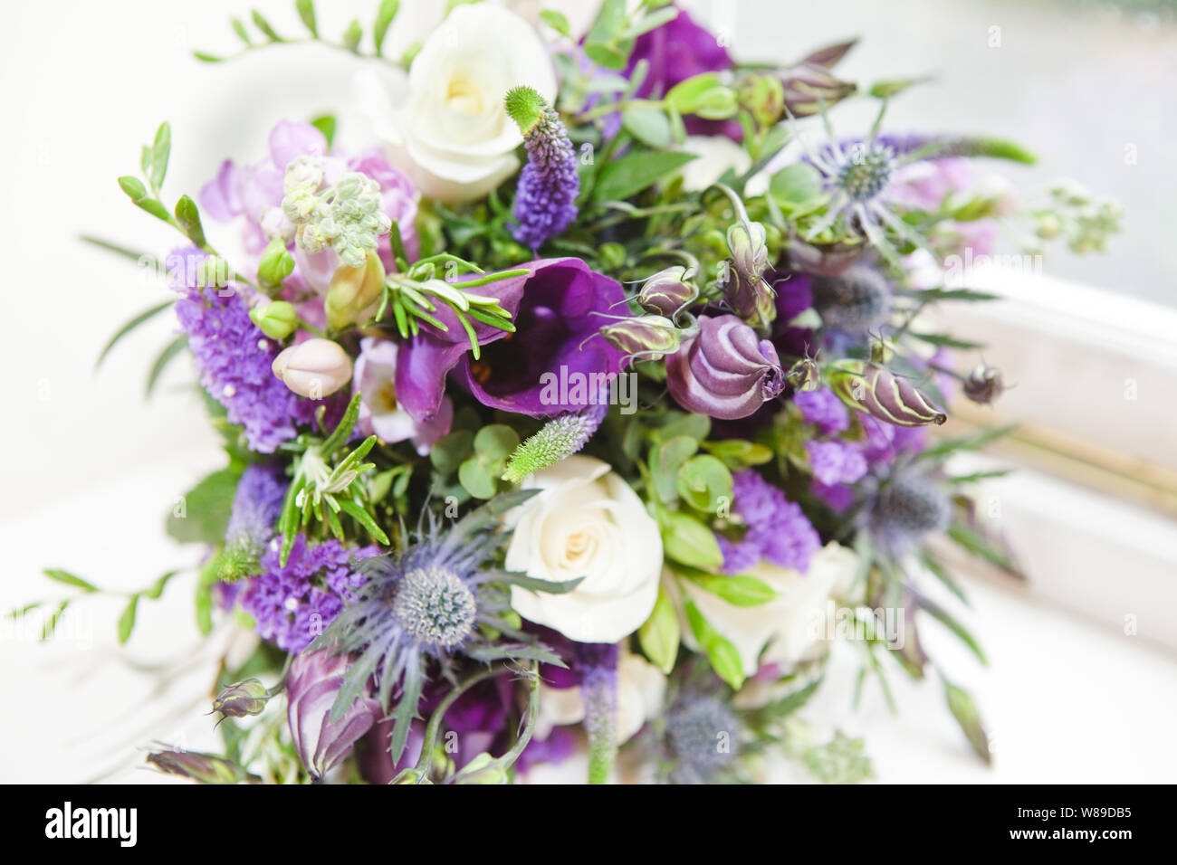Fiori matrimonio - bianco e Rosa Lilla e fresia Bouquet Foto stock - Alamy