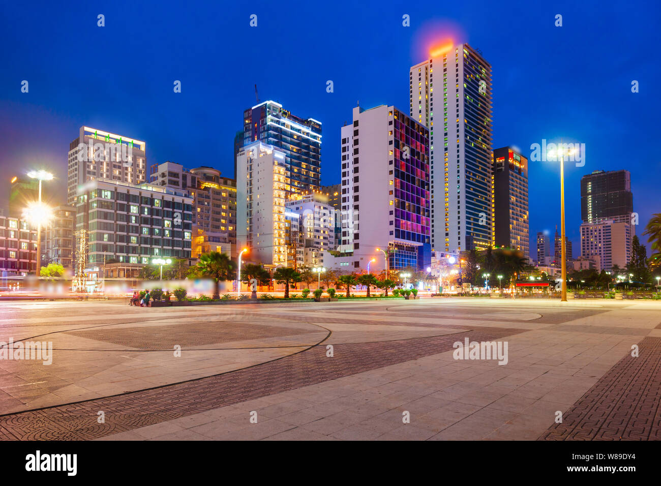 Nha Trang centro urbano vista sullo skyline al tramonto nel Vietnam del sud Foto Stock