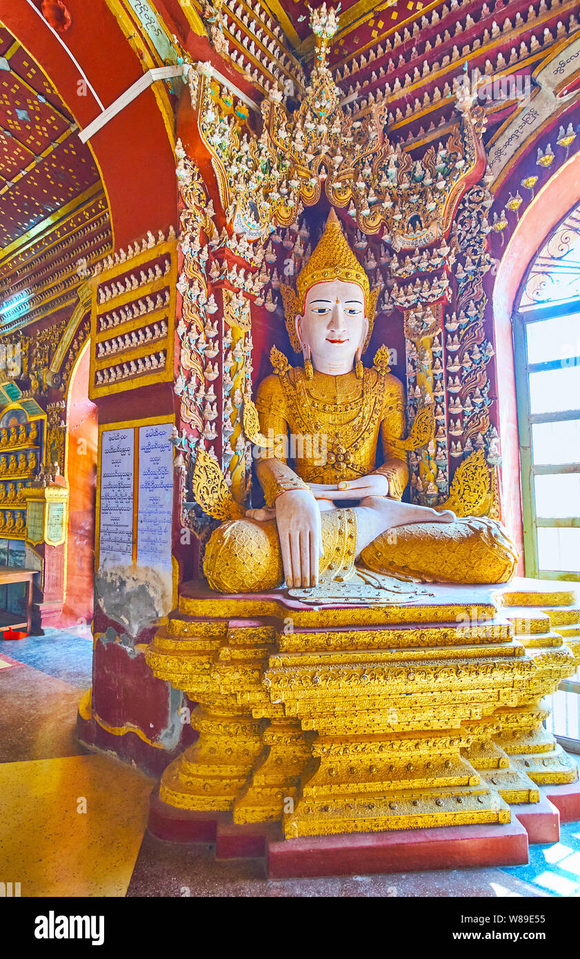 MONYWA, MYANMAR - 22 febbraio 2018: l'angolo di Thanboddhay Pagoda, è decorata con scolpito il trono dorato e incoronato immagine del Buddha, il 22 febbraio ho Foto Stock