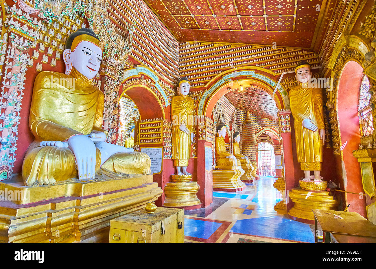 MONYWA, MYANMAR - Febbraio 22, 2018: Thanboddhay Pagoda è popolare sito pilgimage e di attrazione turistica con interni riccamente decorati, il 2 febbraio Foto Stock