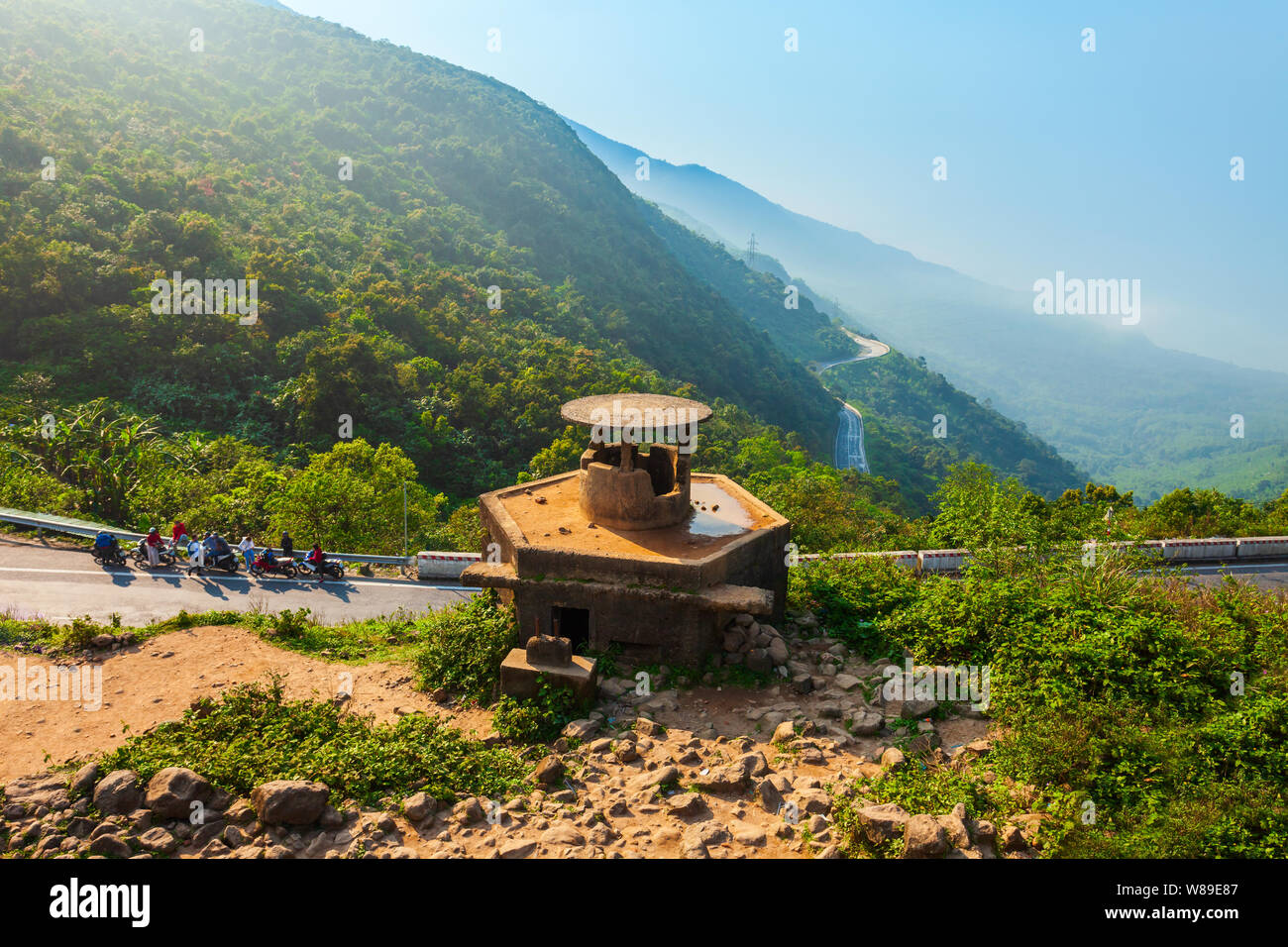 Gli edifici di vecchia costruzione presso l' Hai Van Quan passano in Danang city in Vietnam Foto Stock