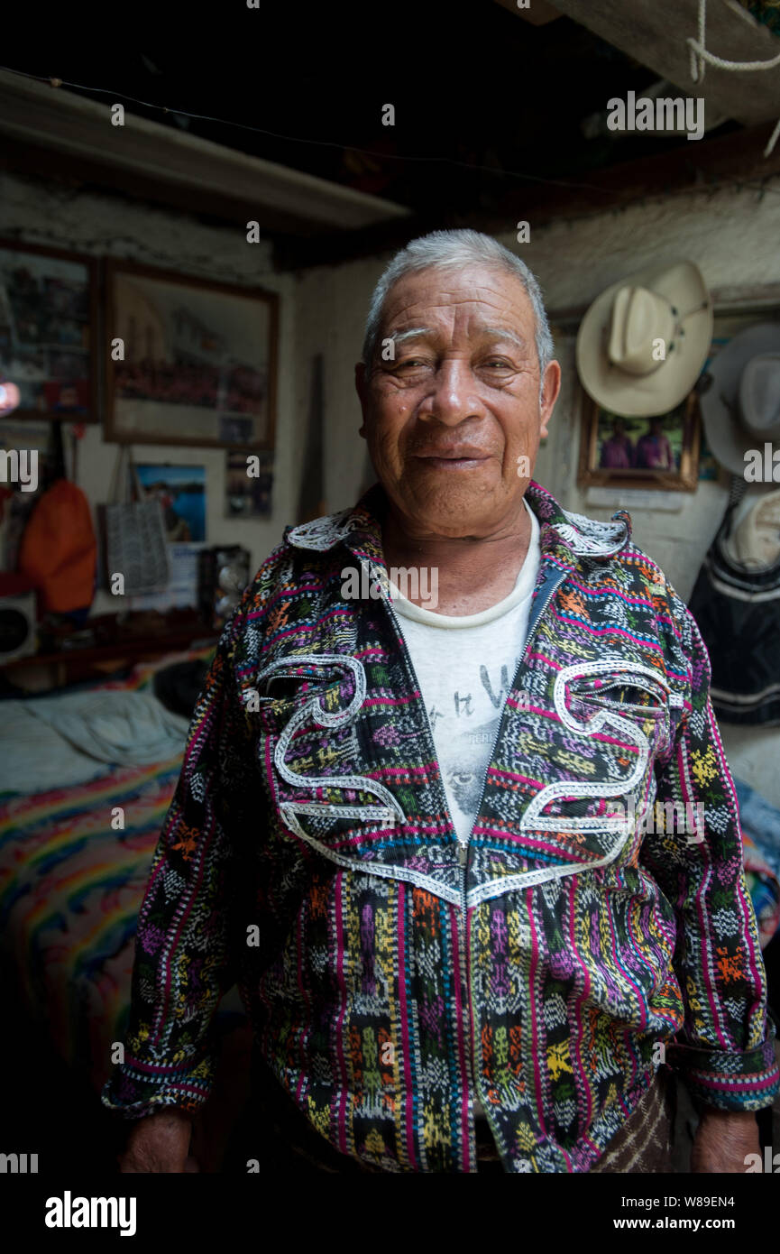 Un indigeno maya uomo a San Jorge La Laguna, Solola, Guatemala. Foto Stock