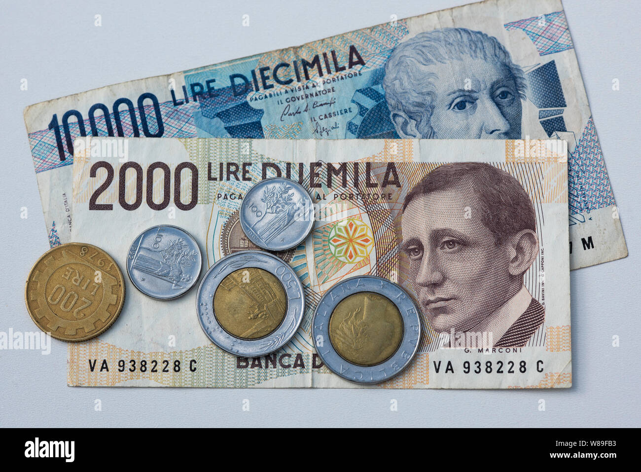 Pre-Euro Lira italiana moneta, le banconote e le monete in euro Foto stock  - Alamy