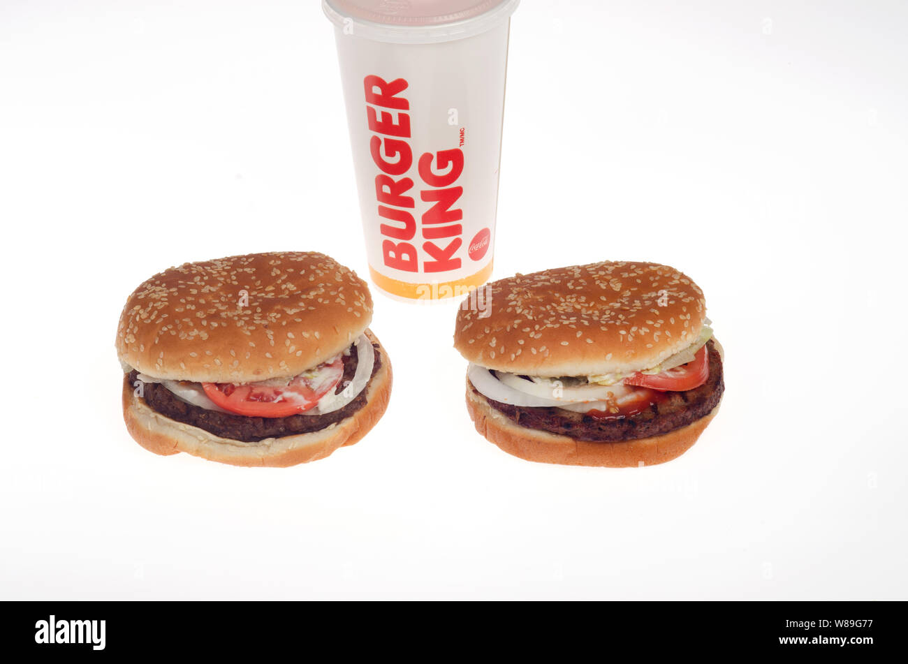 Burger King Whopper Carni bovine sulla sinistra e vegetariana impossibile Whopper sulla destra con soda cup Foto Stock