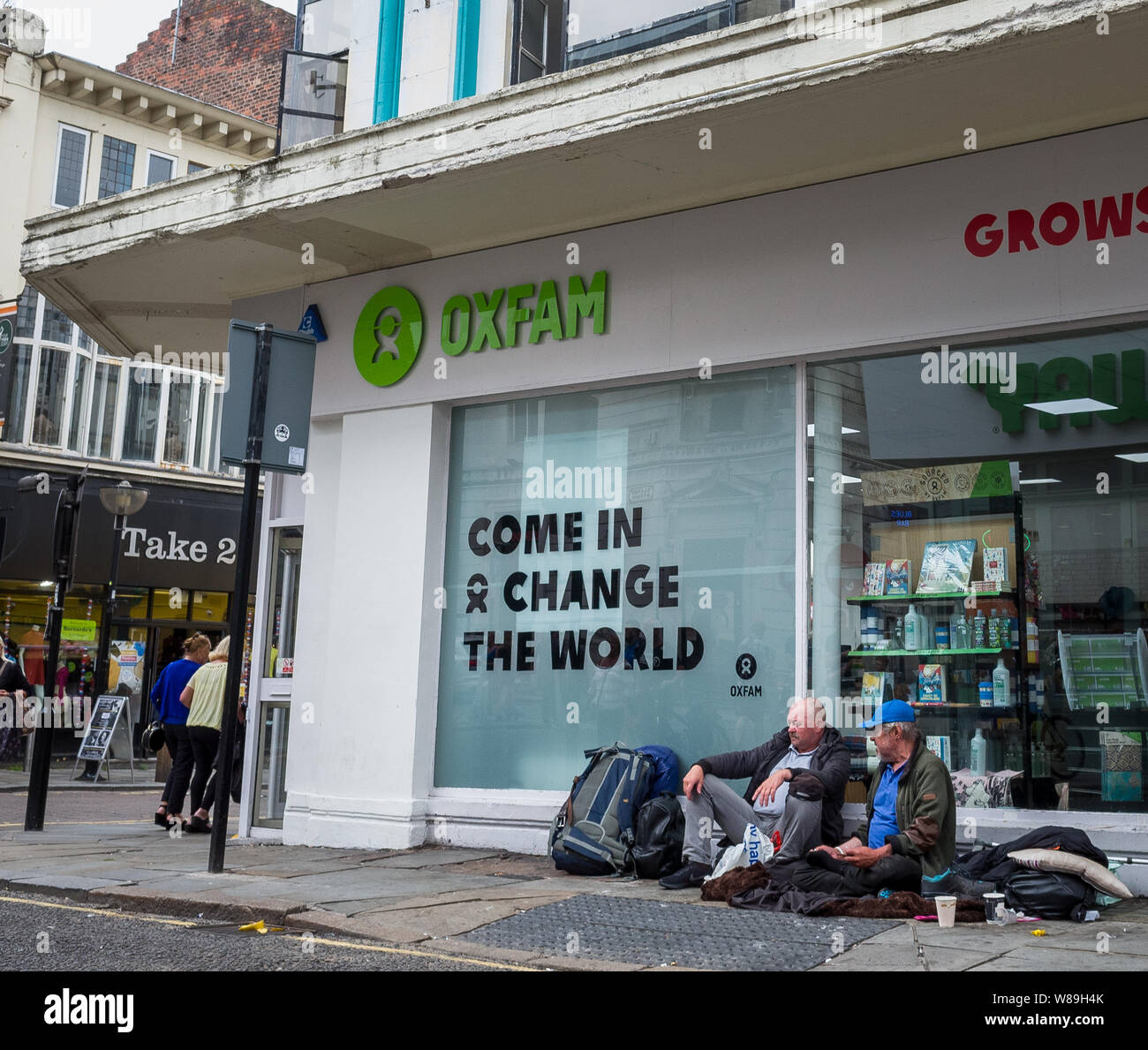 1 agosto 2019: senzatetto uomini al di fuori di Oxfam sul Bold Street, Liverpool, Regno Unito. Foto Stock