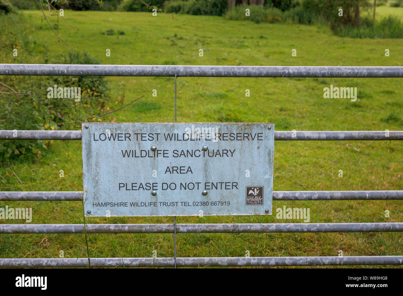 Nome e nessun segno di entrata su un cancello per un campo in campagna al Test inferiore Riserva Naturale, Totton e Nursling, Test Valley, Southampton, Hampshire Foto Stock