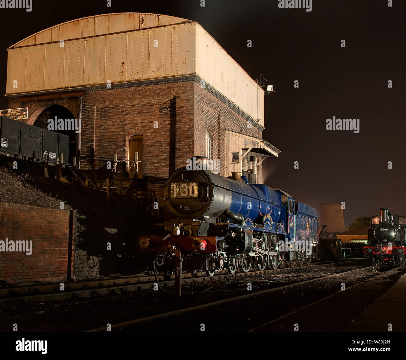 Re locomotiva classe No.6023 sorge in corrispondenza della fase di carbone a Didcot Railway centre Foto Stock
