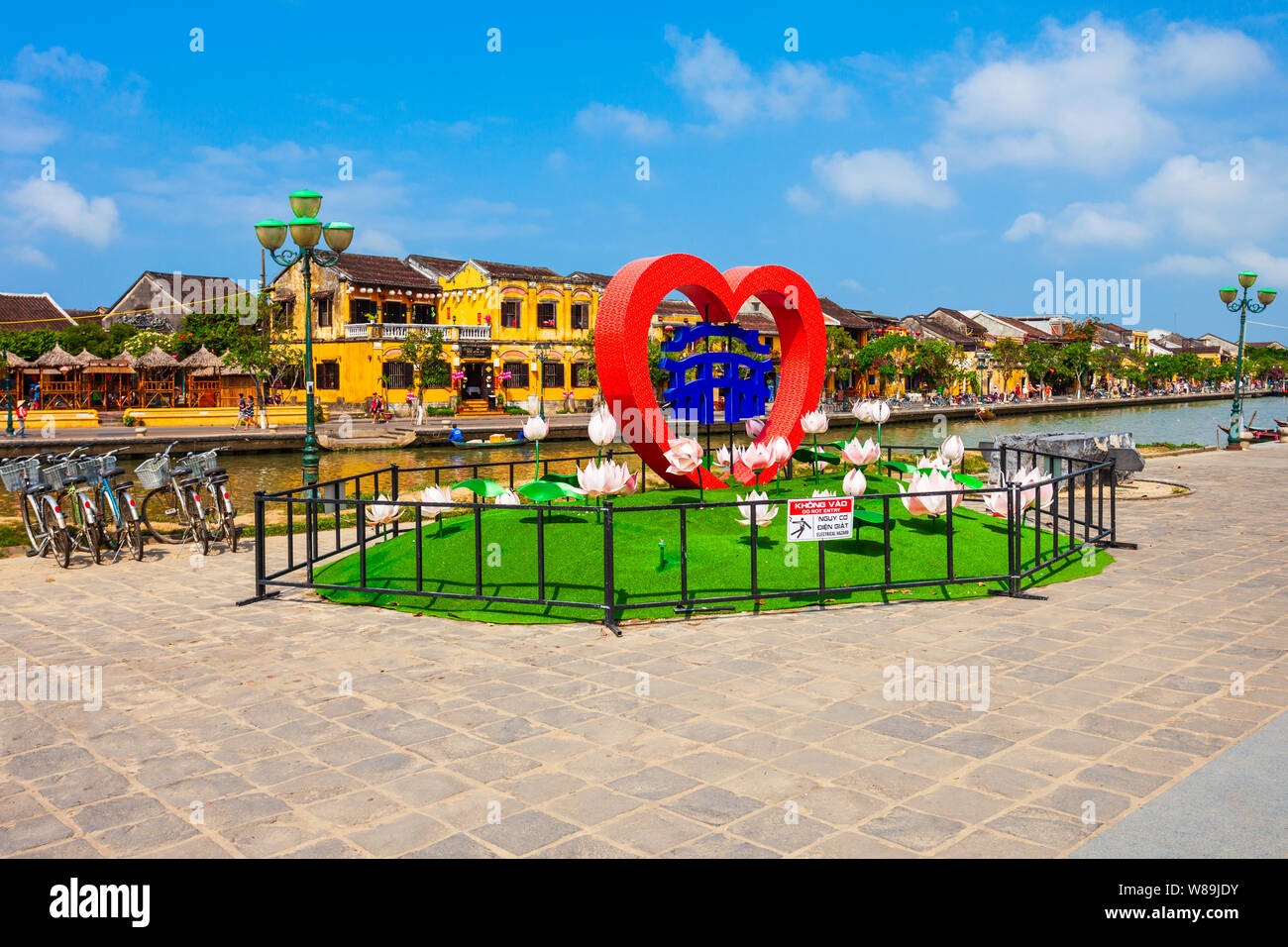 HOI AN, VIETNAM - MARZO 17, 2018: Antica città simbolo del cuore presso il lungofiume di Hoi An city in Quang Nam Provincia del Vietnam Foto Stock