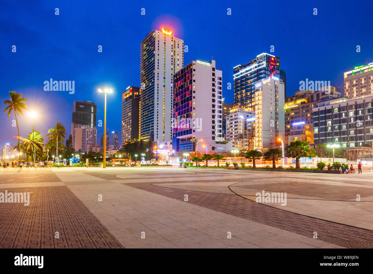 NHA TRANG, VIETNAM - MARZO 15, 2018: Nha Trang centro urbano vista sullo skyline al tramonto nel Vietnam del sud Foto Stock