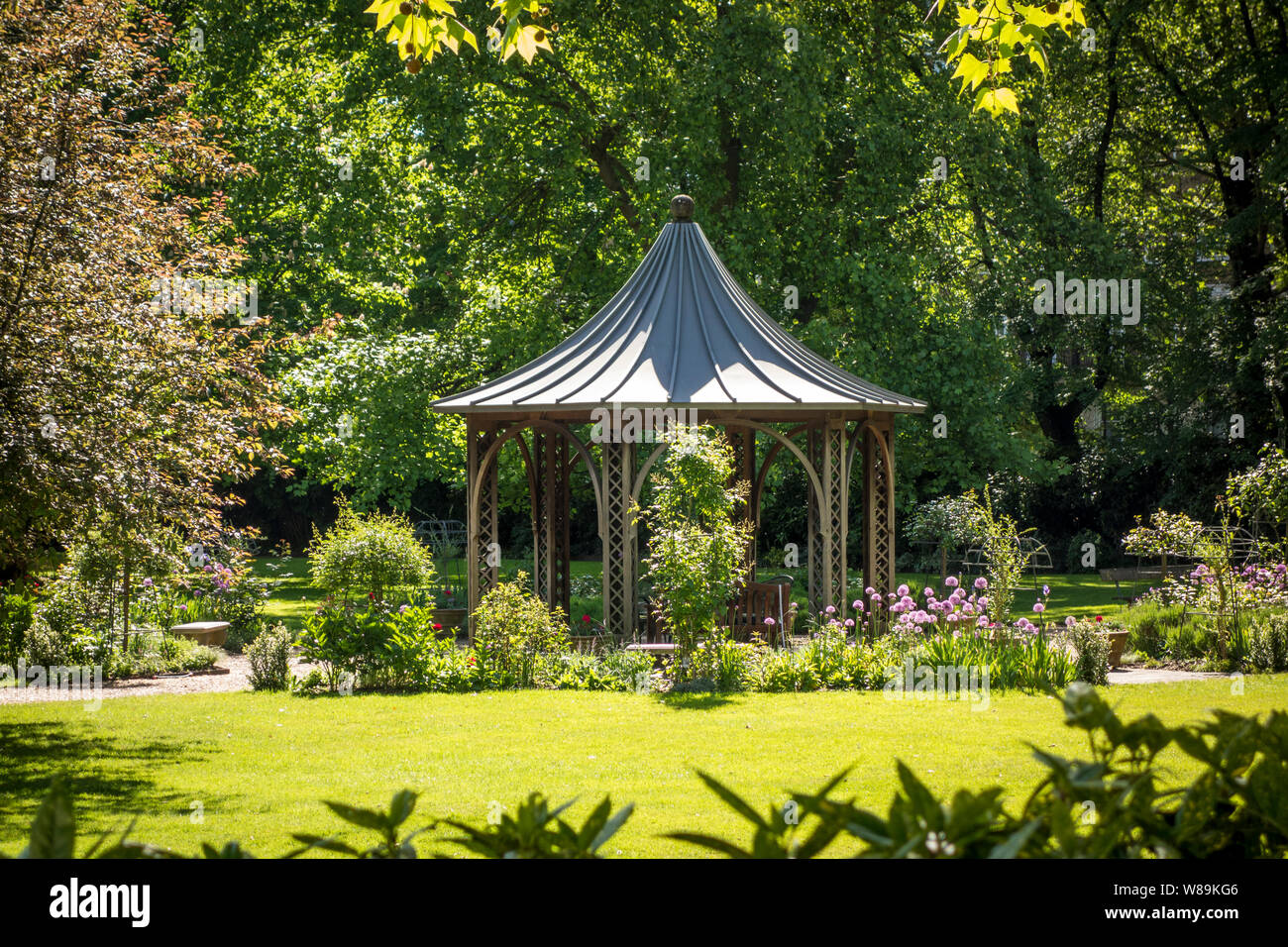Royal Crescent Gardens, Holland Park Avenue, Notting Hill, London, Regno Unito Foto Stock