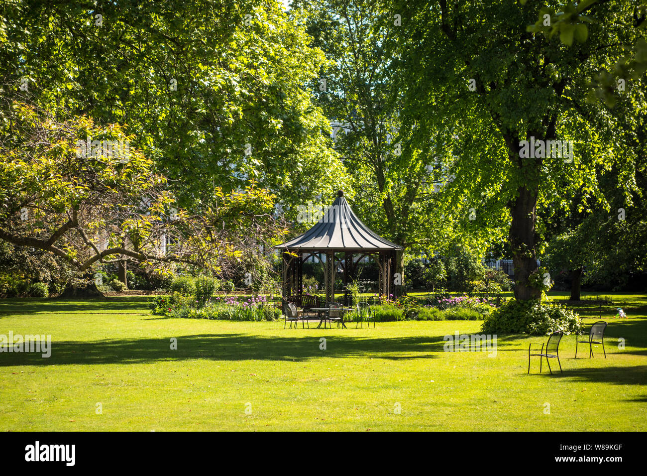 Royal Crescent Gardens, Holland Park Avenue, Notting Hill, London, Regno Unito Foto Stock