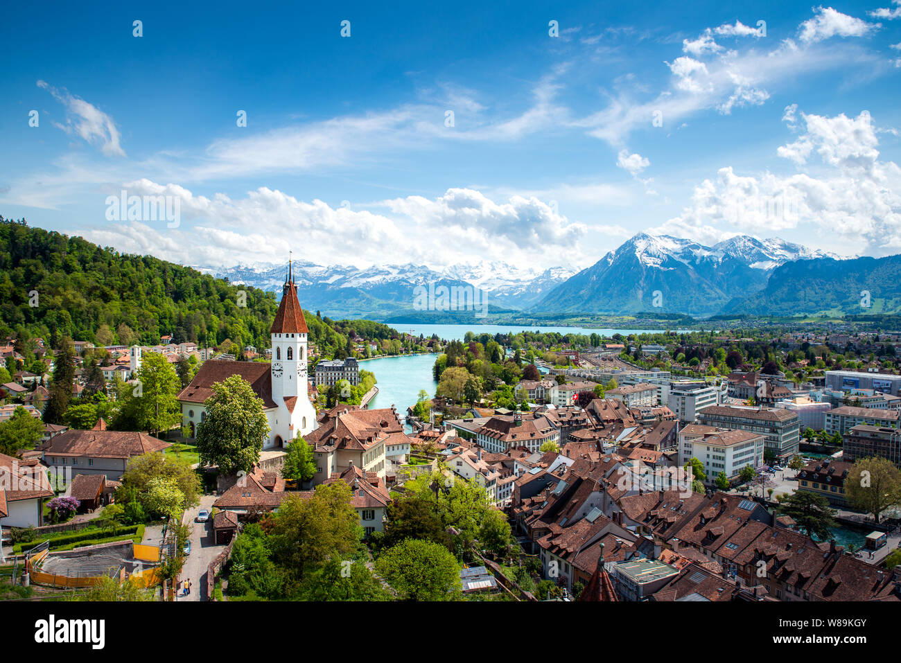 Panorama della città di Thun nel cantone di Berna con le Alpi ed il lago Thunersee, Svizzera. Foto Stock