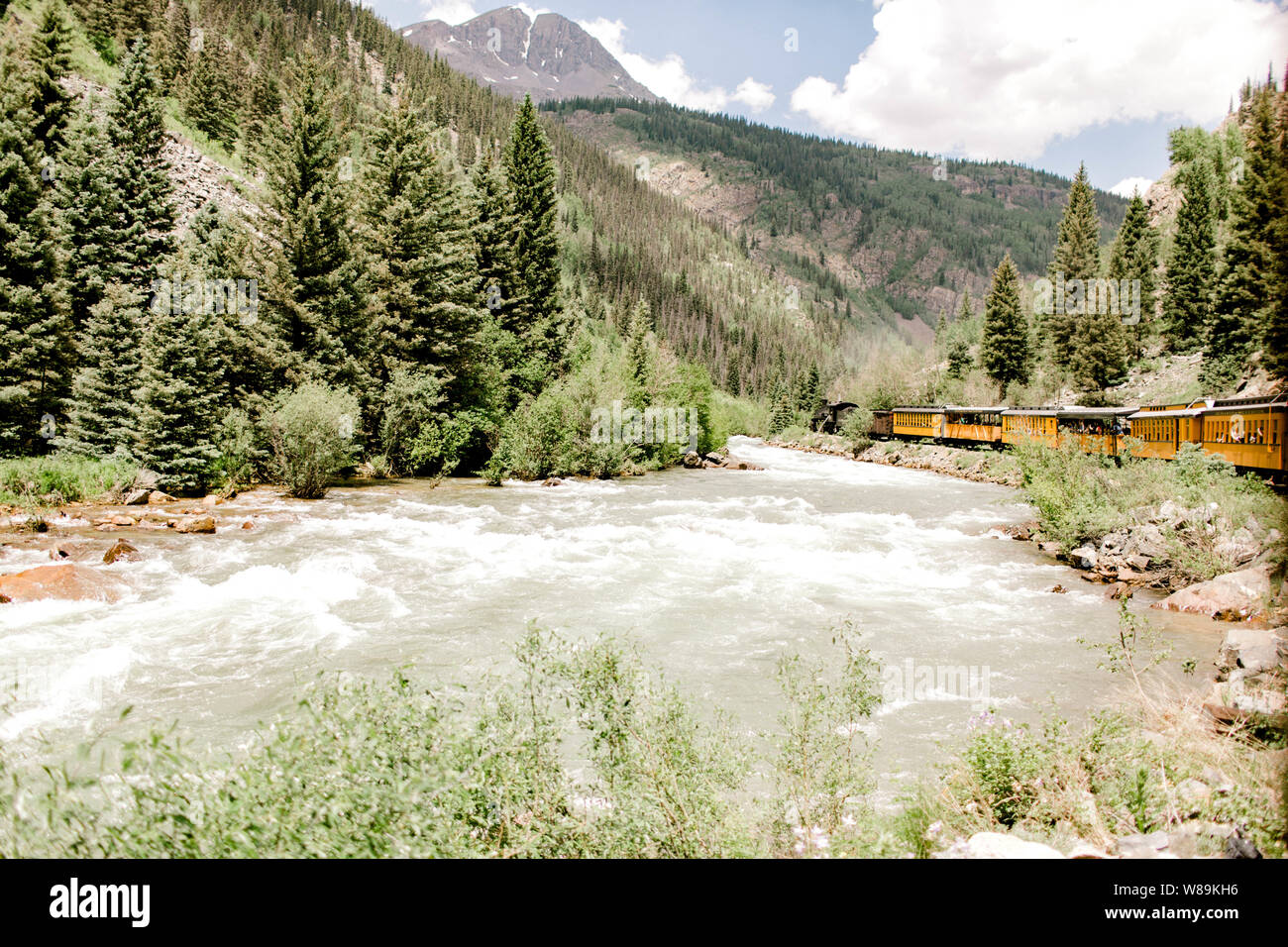 Durango Silverton Narrow Gauge Train accanto a un fiume di montagna Foto Stock